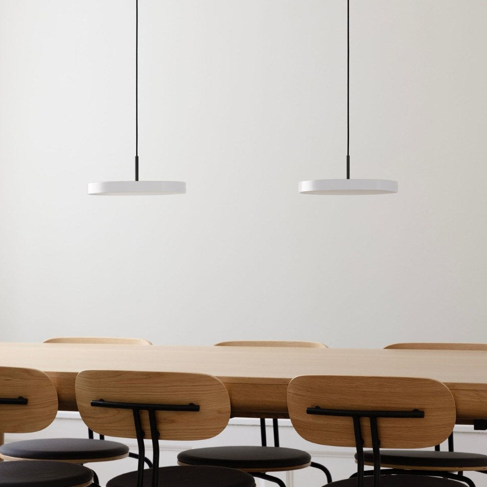 Asteria Plus Mini Pendellampe in Nuance Mist präsentiert im Onlineshop von KAQTU Design AG. Pendelleuchte ist von Umage