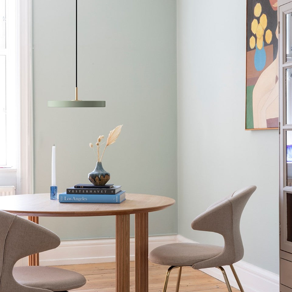 Asteria Plus Mini Pendellampe in Nuance Olive präsentiert im Onlineshop von KAQTU Design AG. Pendelleuchte ist von Umage