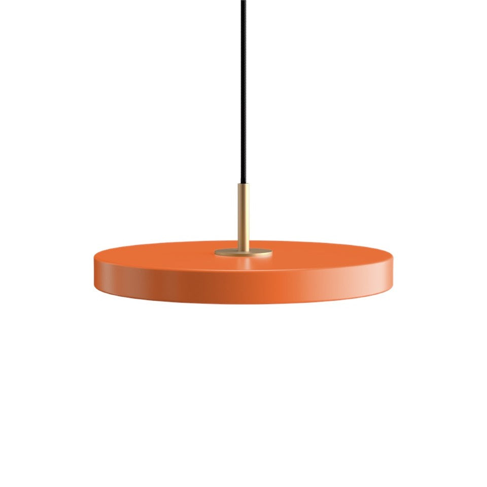 Asteria Plus Medium Pendellampe in Nuance Orange präsentiert im Onlineshop von KAQTU Design AG. Pendelleuchte ist von Umage