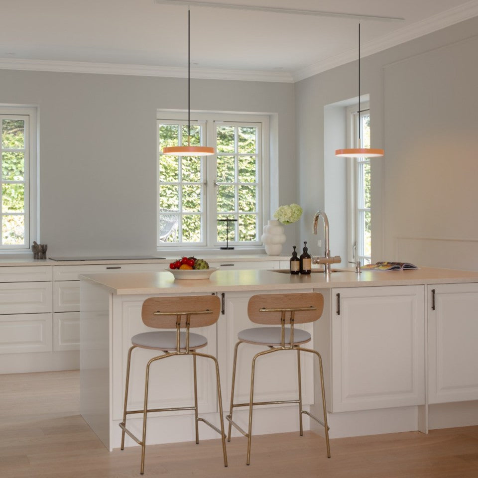 Stilvolle Asteria Plus Mini Pendellampe in sanftem Orange, perfekt für gemütliche Akzente in zeitgemäßen Innenräumen.