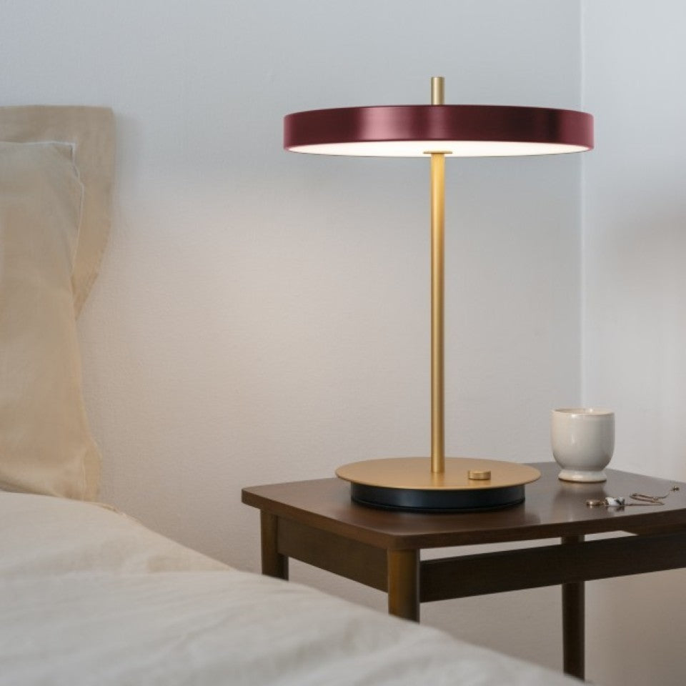 Elegante Asteria Tischleuchte in Ruby Red von Umage, ideal für stimmungsvolle Beleuchtung in modernen Wohnräumen.