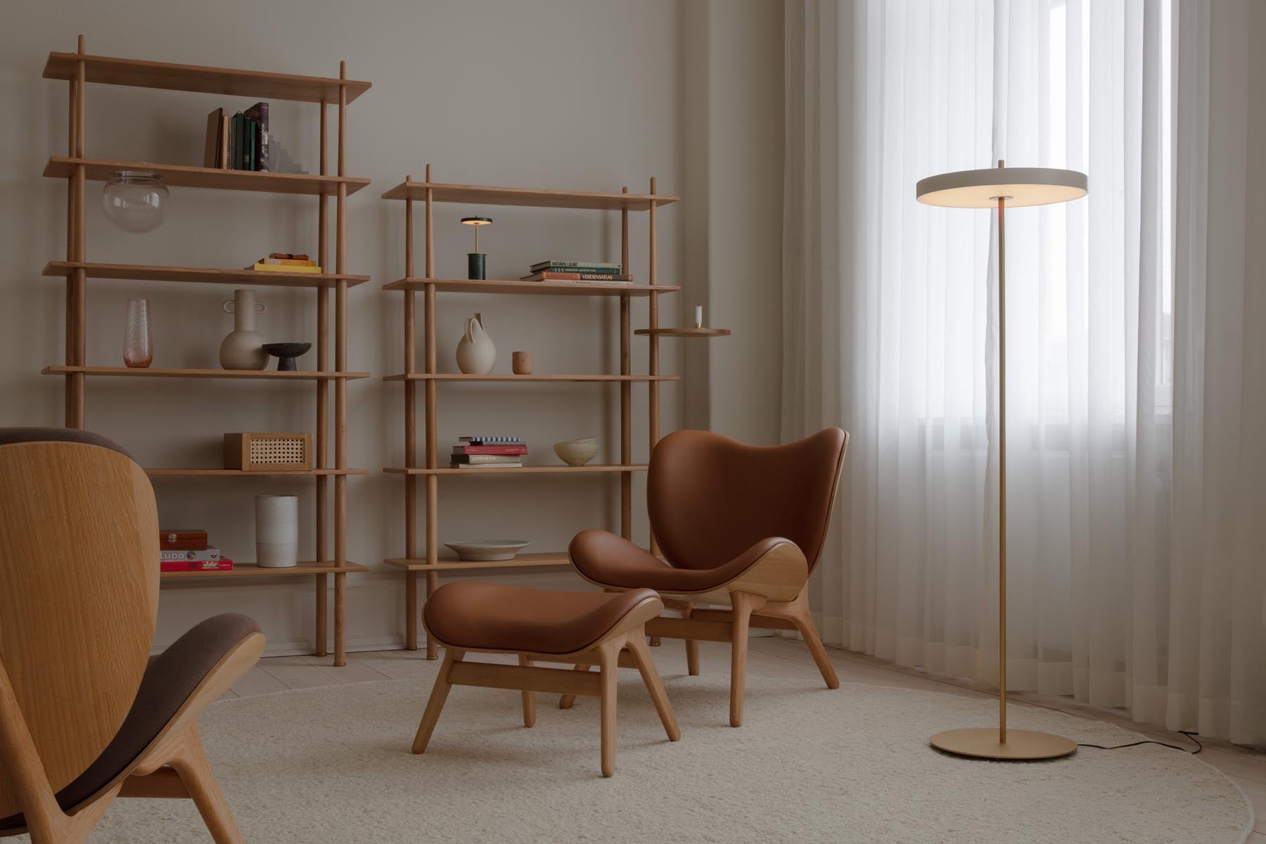 Elegante Asteria Stehleuchte in Pearl White, stilvoll inszeniert in modernem Wohnambiente, ideal für stimmungsvolle Beleuchtung.