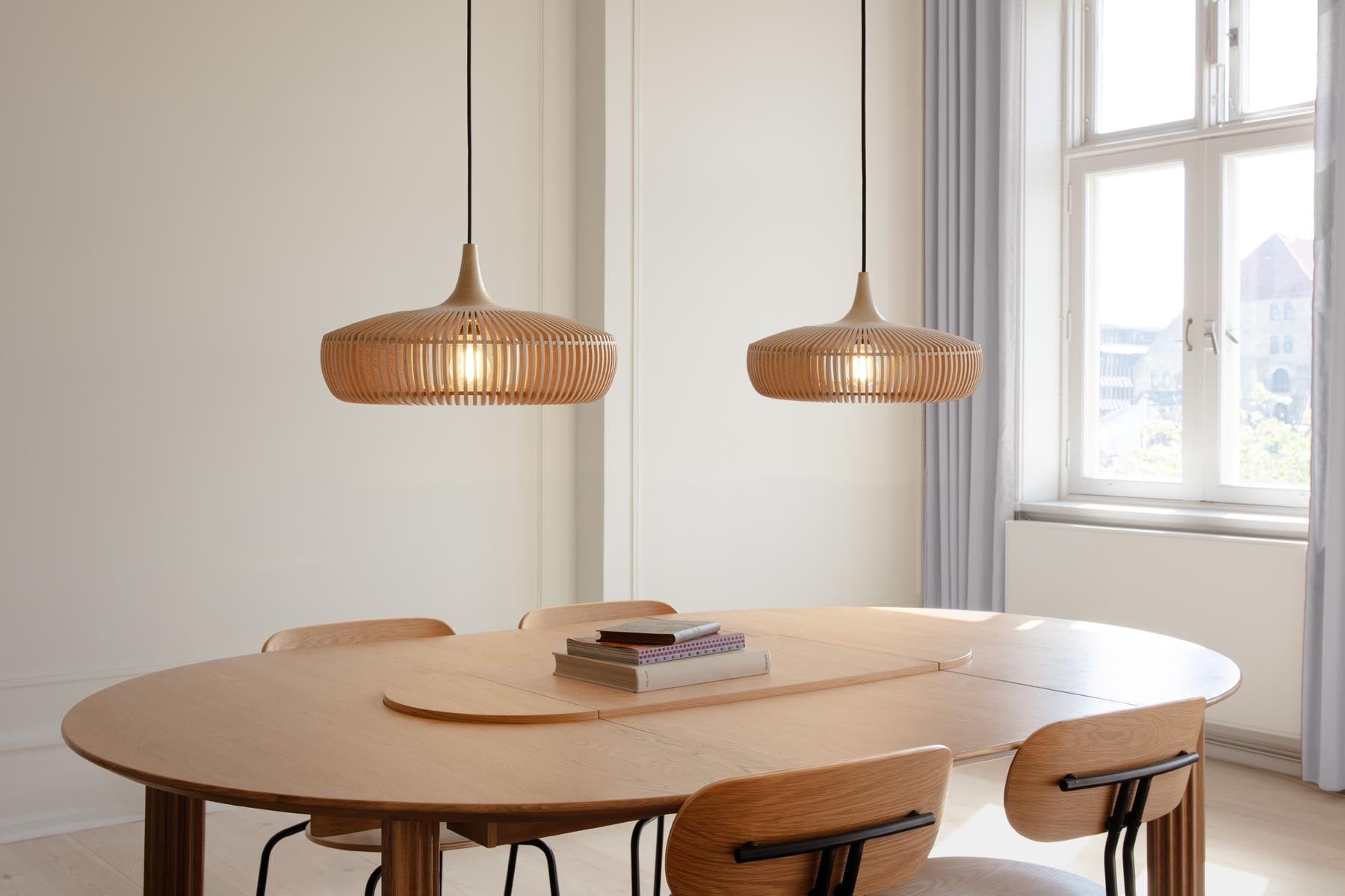 Eleganter Clava Dine Lampenschirm aus Eichenholz, ideal für stilvolle Pendelleuchten, präsentiert in modernem Ambiente.