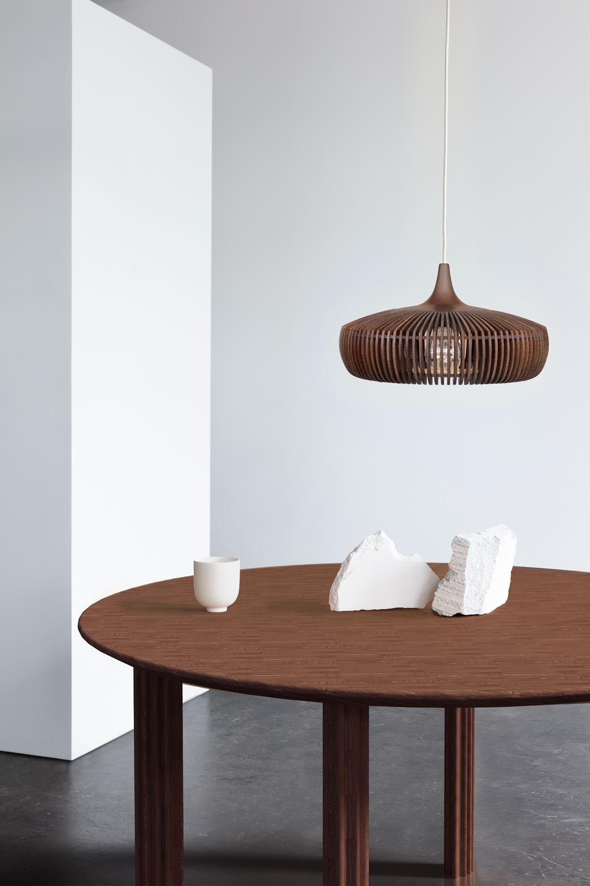Eleganter Clava Dine Lampenschirm in dunklem Eichenholz, ideal für stilvolle Pendelleuchten und moderne Wohnräume.