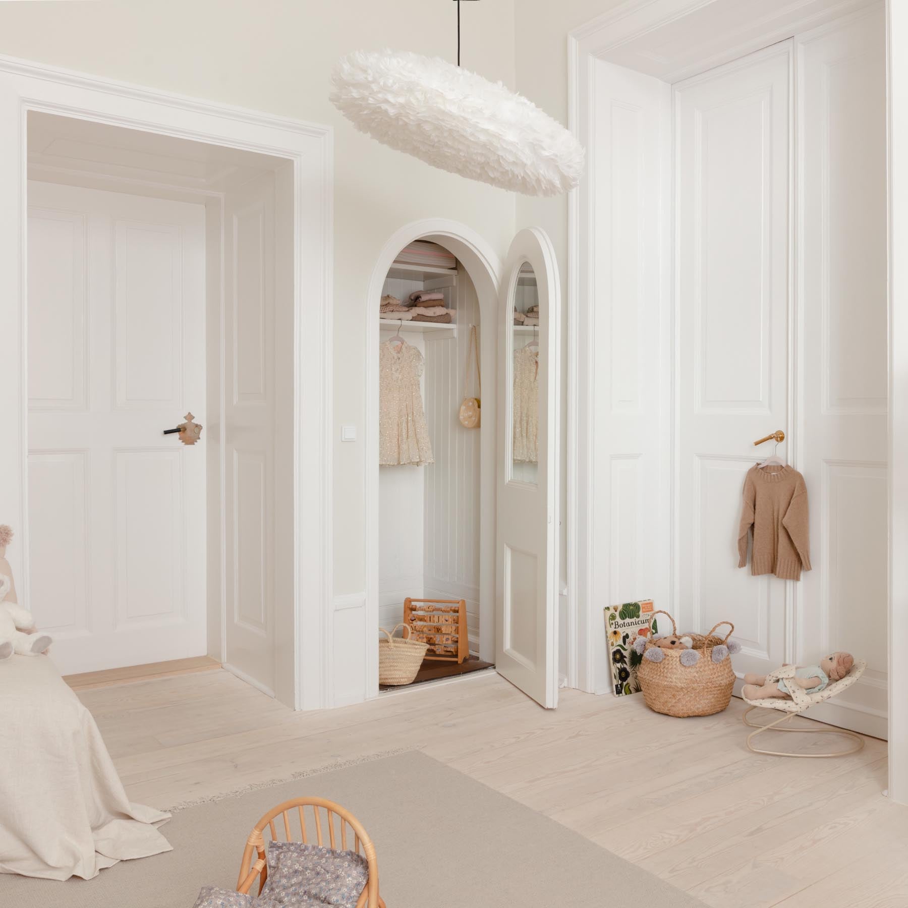 Elegante Pendelleuchte Eos Esther in sanftem Light Rose, ideal für stilvolle Akzente und eine gemütliche Atmosphäre in jedem Raum.