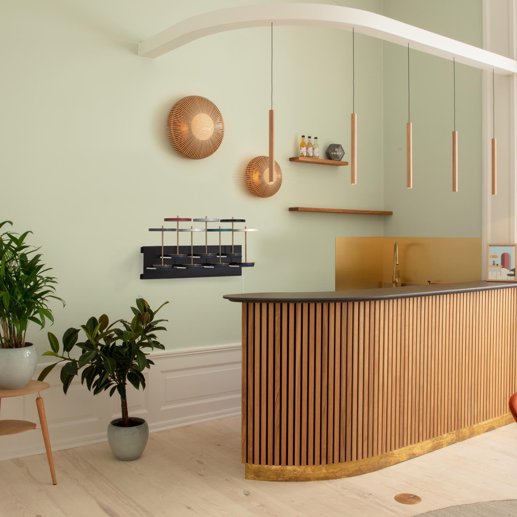 Elegante Clava Up Wandleuchte aus Eichenholz von Umage, ideal für stimmungsvolle Beleuchtung in modernen Wohnräumen.