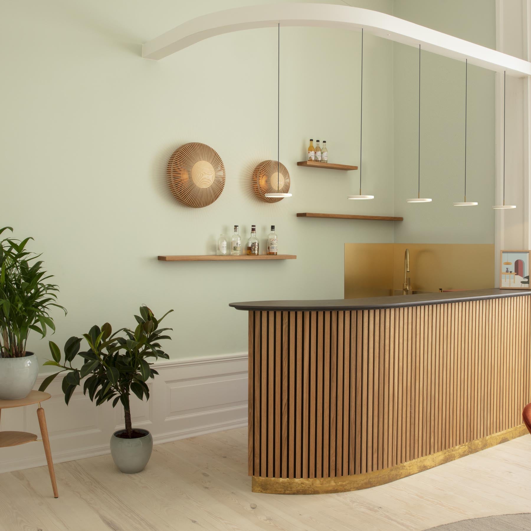 Moderne Clava Up Wandleuchte von Umage, gefertigt aus edlem Eichenholz, ideal für stimmungsvolle Lichtakzente in Wohnräumen.