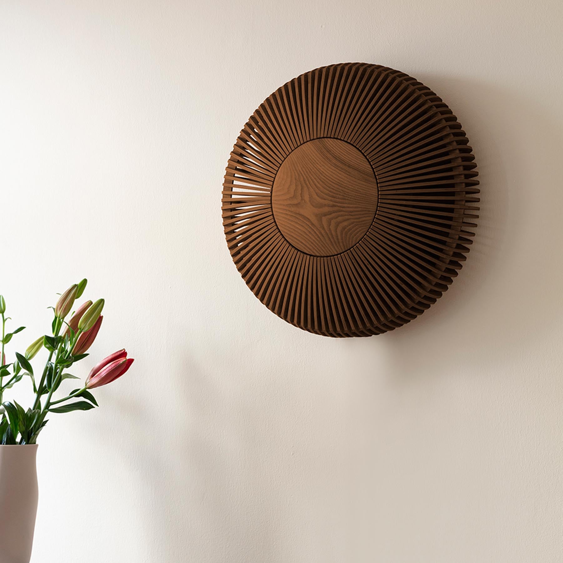 Elegante Clava Up Wandleuchte aus dunklem Eichenholz, ideal für stimmungsvolle Beleuchtung in modernen Wohnräumen.