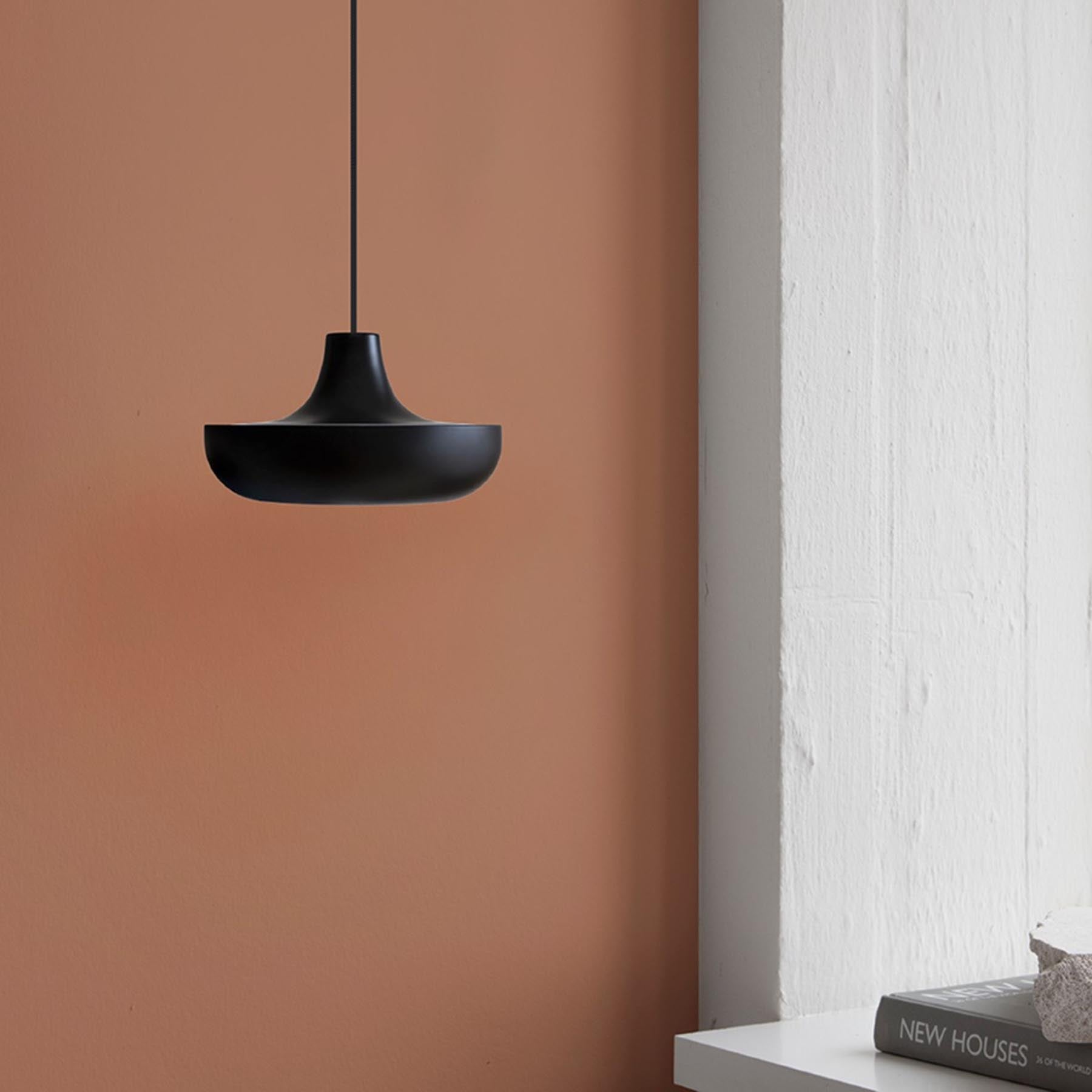 Eleganter CASSINI Lampenschirm in Schwarz von Umage, ideal für stilvolle Pendelleuchten und moderne Wohnräume.