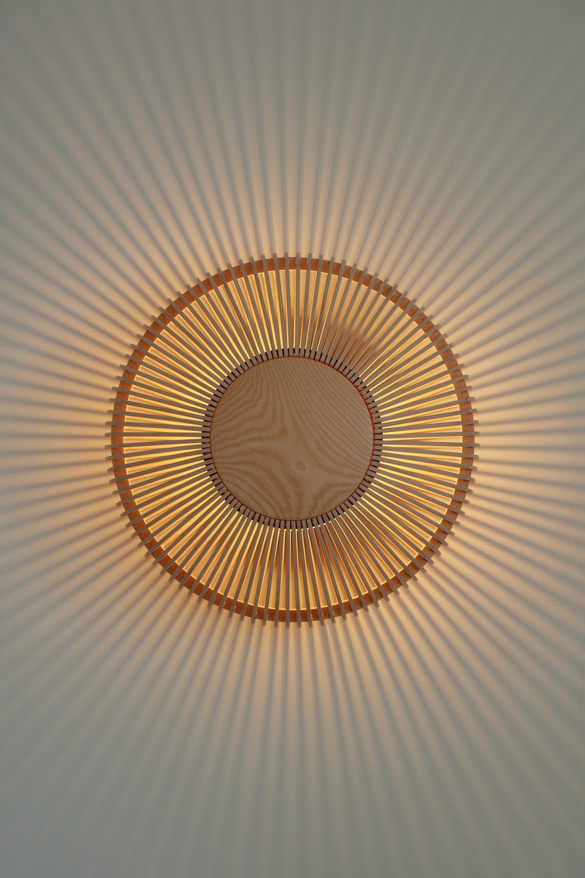Elegante Wandleuchte Clava Up von Umage, gefertigt aus hochwertigem Eichenholz, perfekt für stimmungsvolle Beleuchtung und modernes Design.