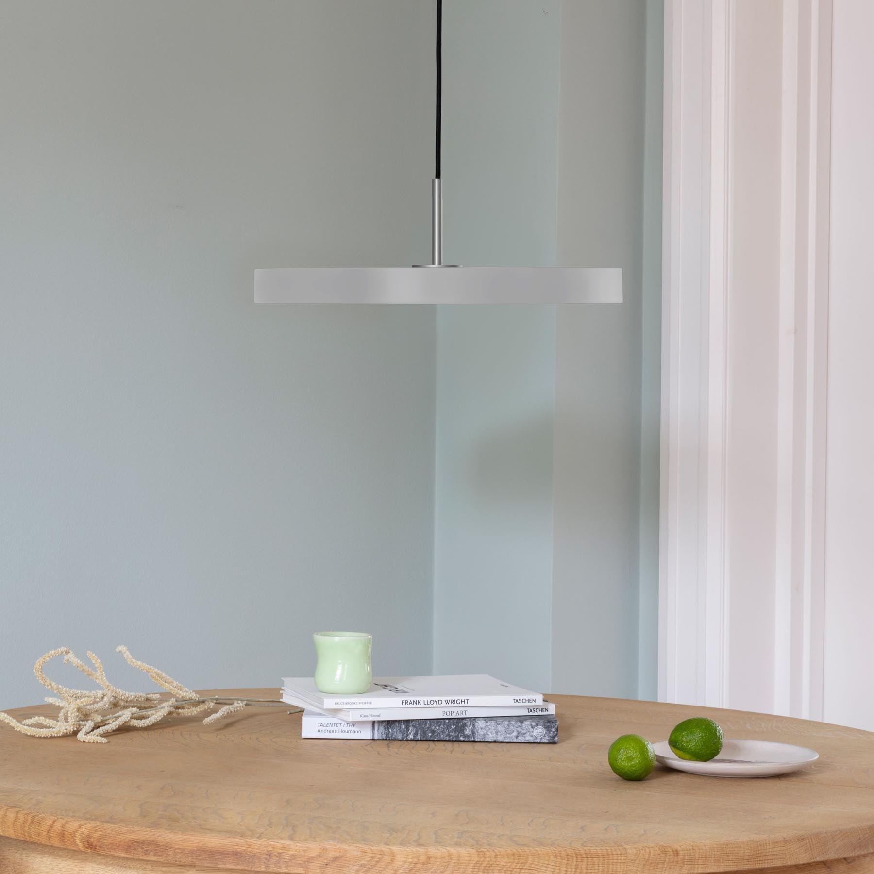 Stilvolle Asteria Medium Pendellampe von Umage in zartem Mist, perfekt für eine moderne und einladende Raumgestaltung.