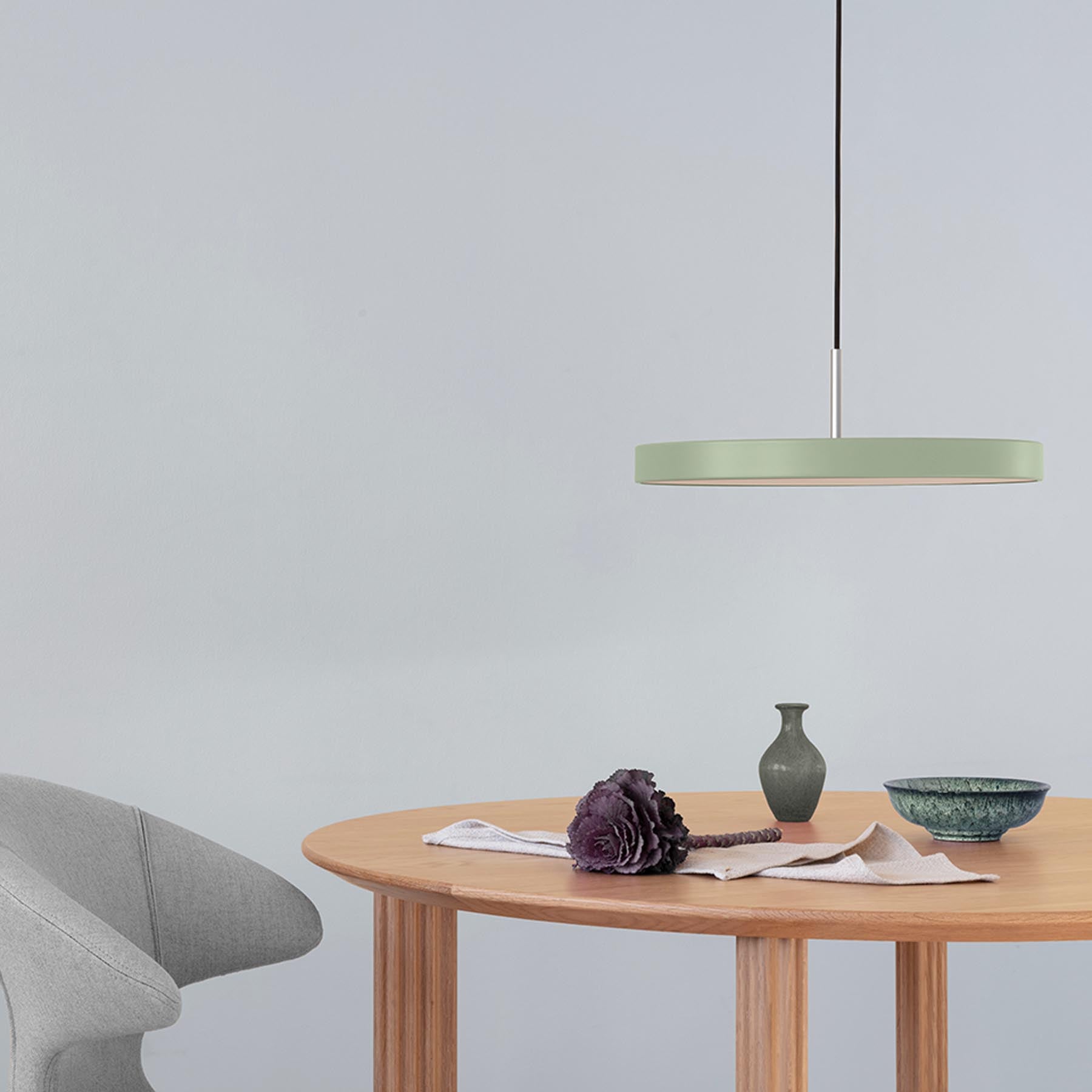 Elegante Asteria Medium Pendellampe in Olivgrün, ideal für zeitgemäße Innenräume und zur Schaffung einer einladenden Lichtstimmung.