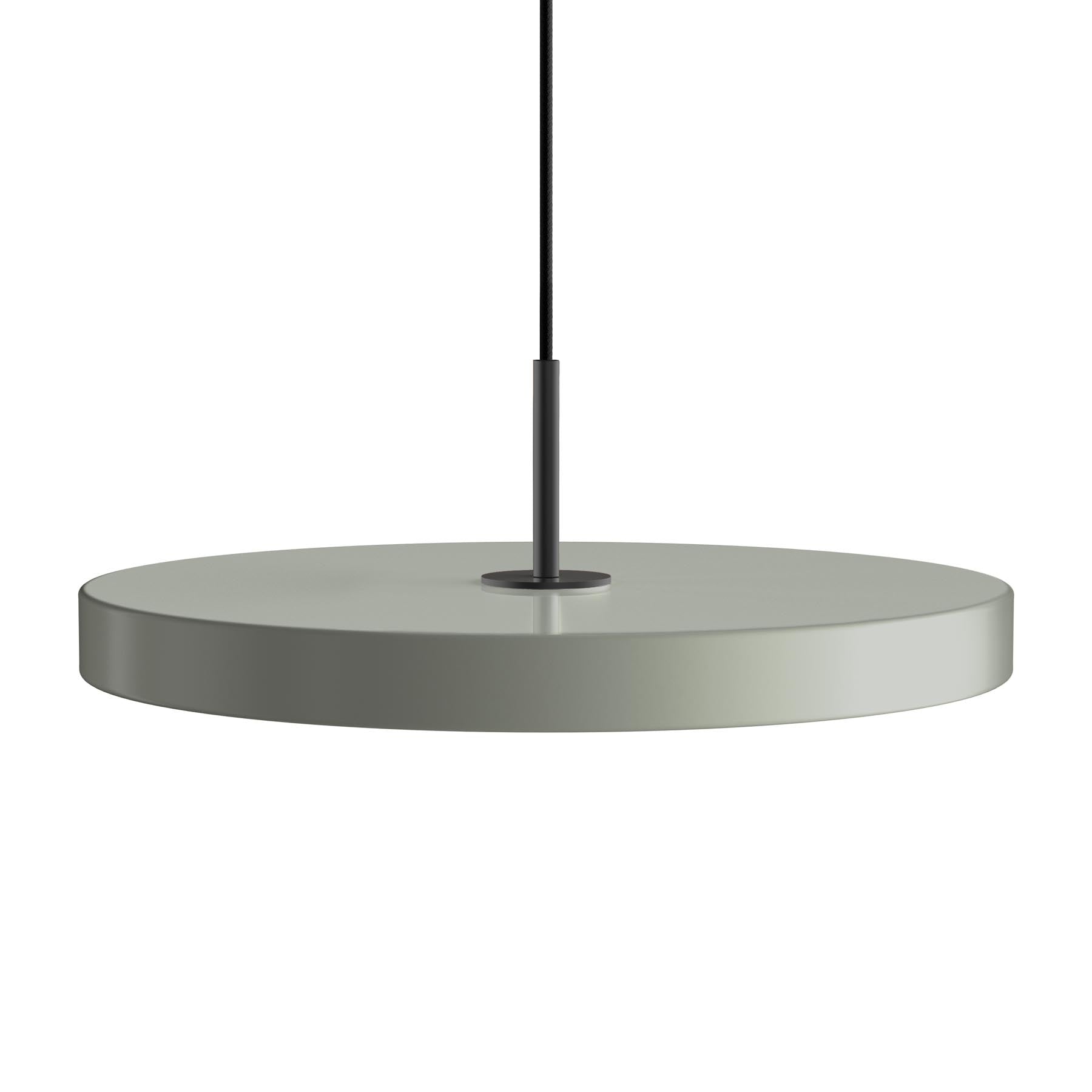Moderne Asteria Medium Pendellampe in Olivgrün, perfekt für geschmackvolle Wohnräume und stilvolle Beleuchtungslösungen.