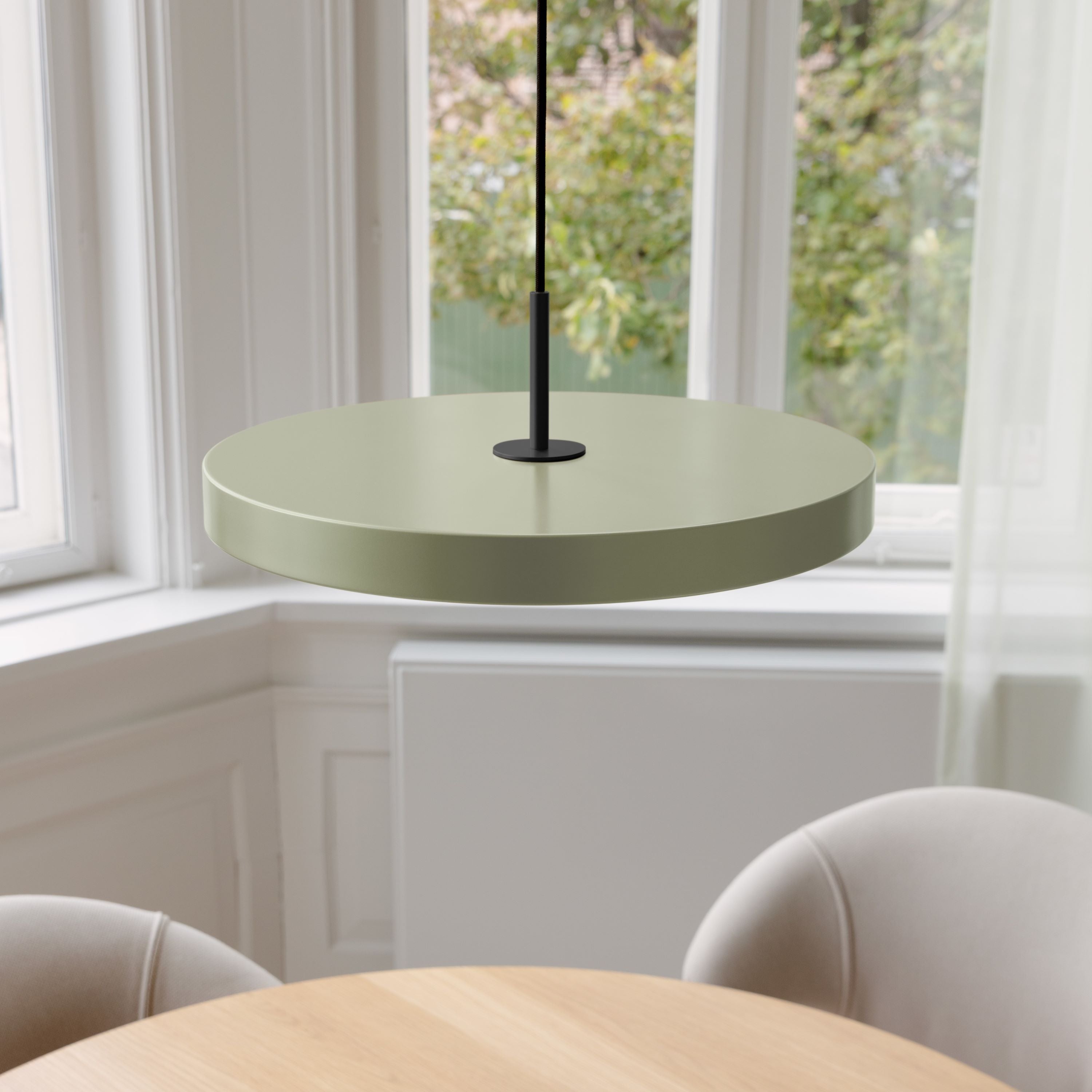 Moderne Asteria Medium Pendellampe in Olivgrün, perfekt für eine stilvolle Beleuchtung und kreative Raumgestaltung.
