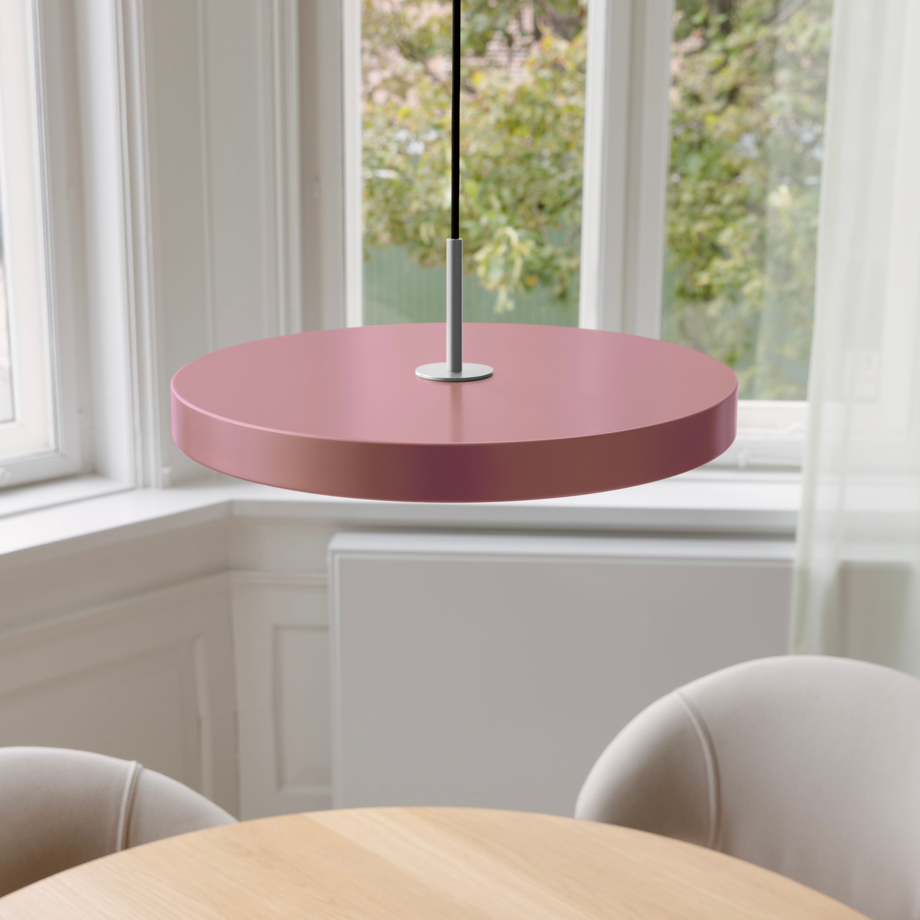 Elegante Asteria Medium Pendellampe in sanftem Rosé, ideal für moderne Wohnräume und stimmungsvolle Beleuchtungseffekte.