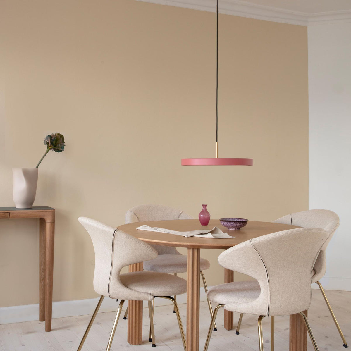 Runde, flache Pendelleuchte Asteria von Umage mit weissem Diffusor und Messingdetail