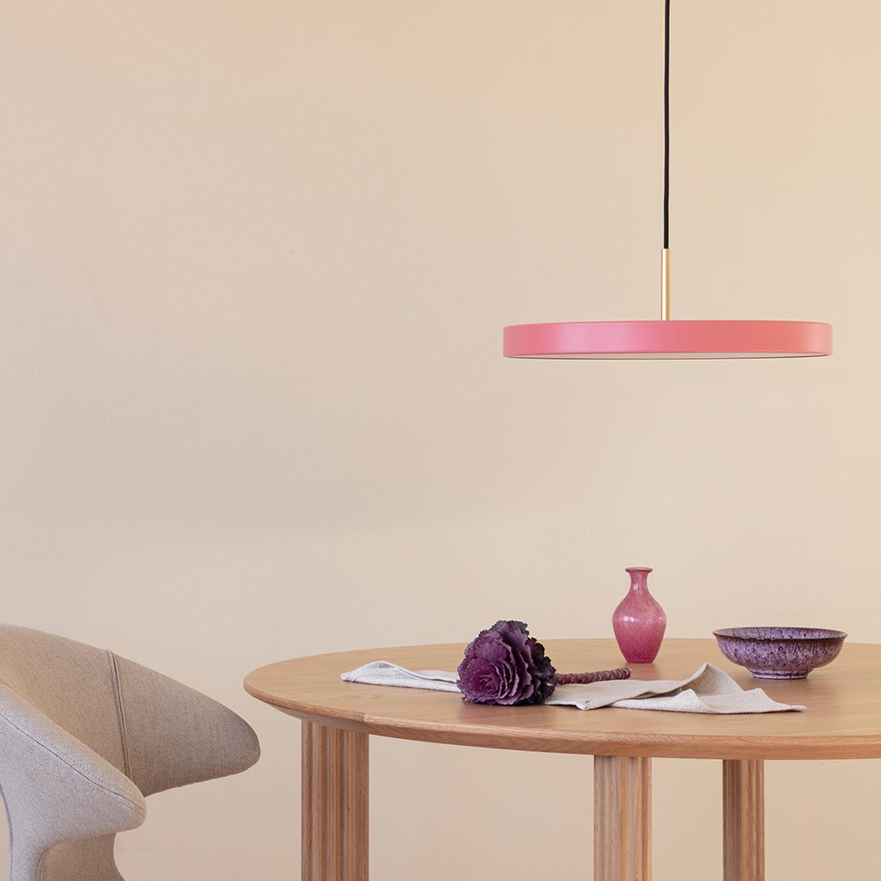 Moderne Asteria Medium Pendellampe in zartem Rosé, perfekt für eine stilvolle Beleuchtung in jedem Raum, entworfen von Umage.