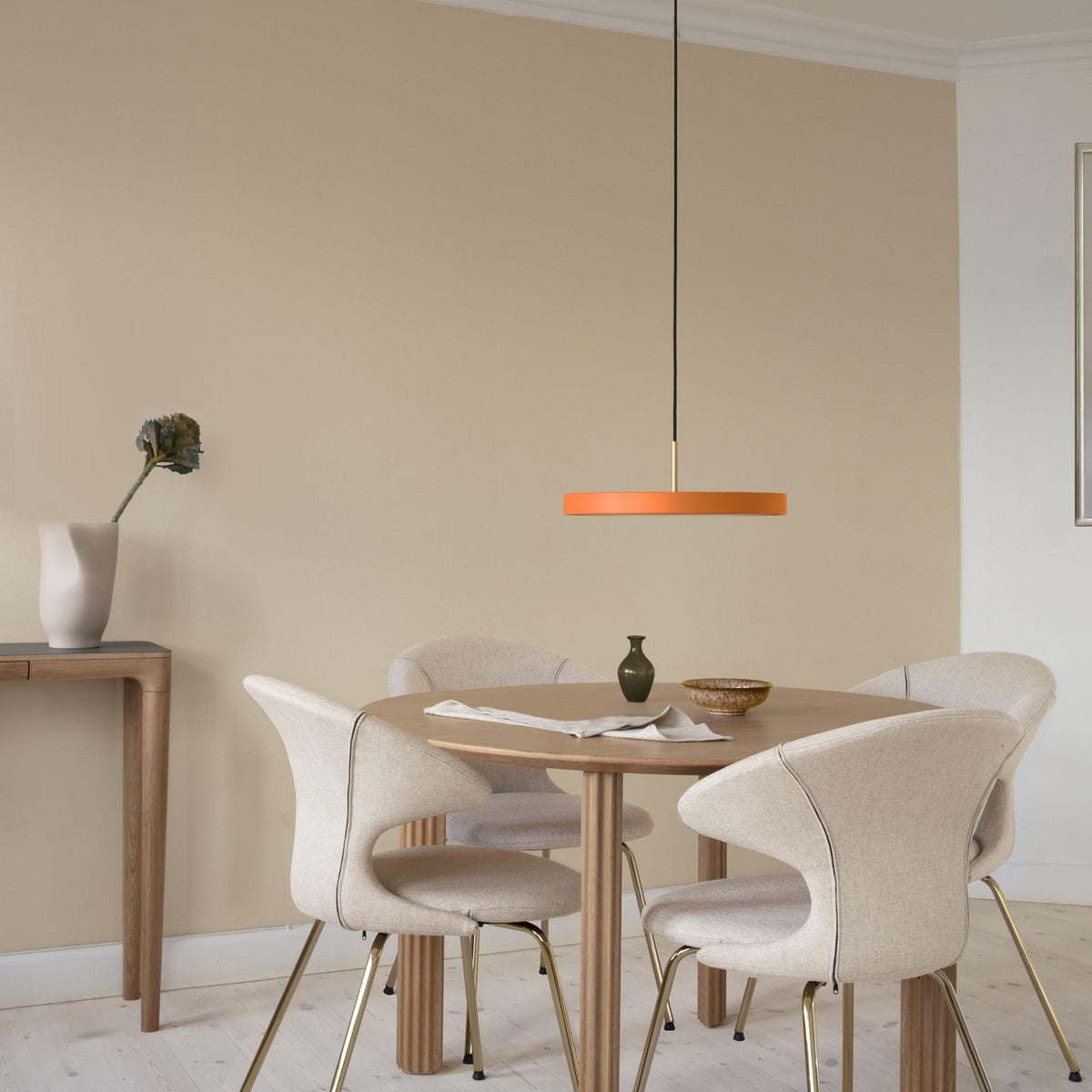 Runde, flache Pendelleuchte Asteria von Umage mit weissem Diffusor und Messingdetail