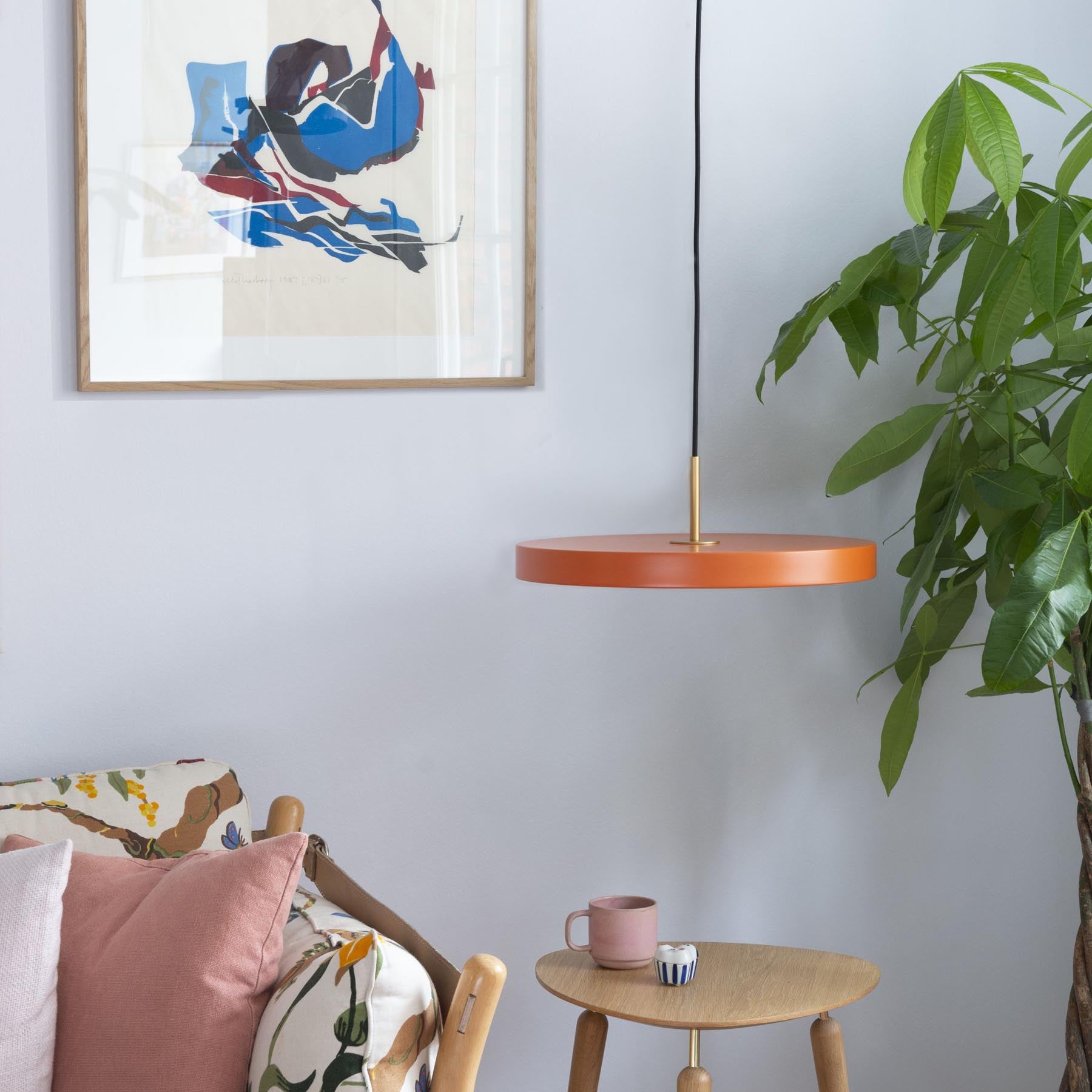 Stilvolle Asteria Medium Pendellampe in sanften Orangetönen, perfekt für gemütliche Akzente in zeitgemäßen Innenräumen.