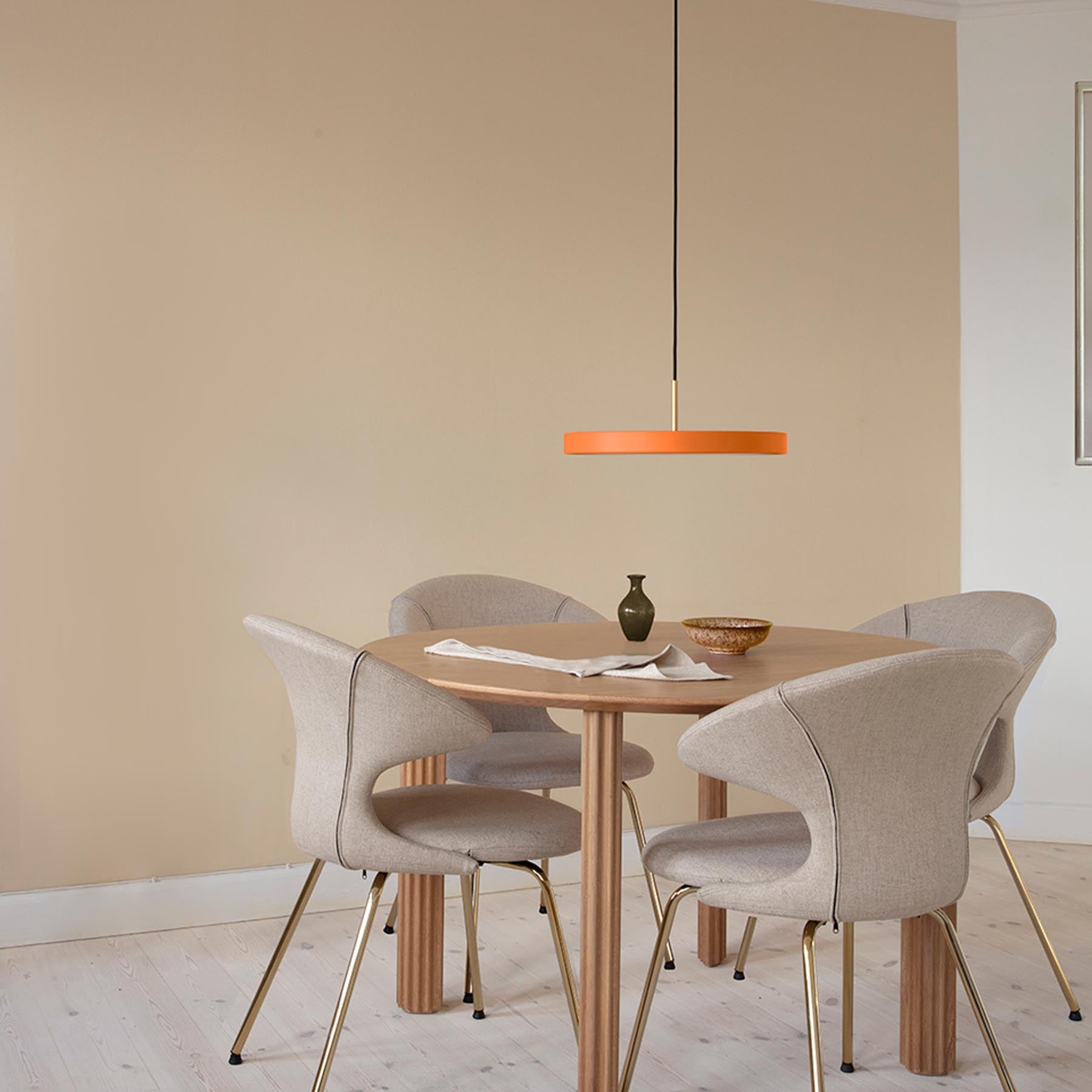 Elegante Asteria Medium Pendellampe in warmen Orangetönen, ideal für stimmungsvolle Beleuchtung und modernes Wohndesign.