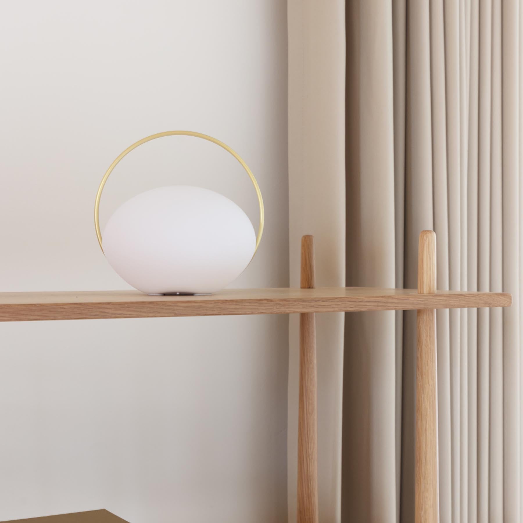 Elegante Orbit Tischleuchte von Umage, die modernes Design und warmes Licht vereint, ideal für stilvolle Wohnräume.