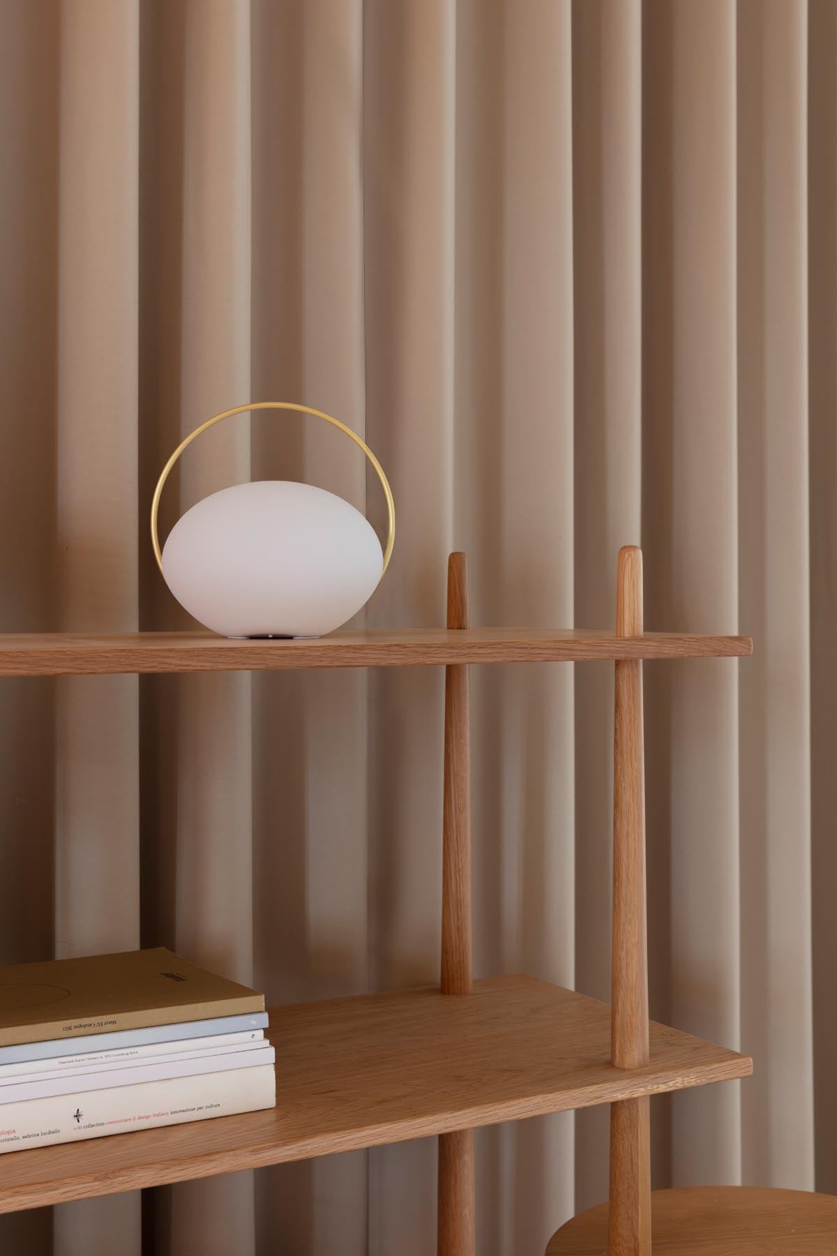 Moderne Orbit Tischleuchte von Umage, die durch ihr minimalistisches Design und sanfte Beleuchtung eine gemütliche Atmosphäre schafft.