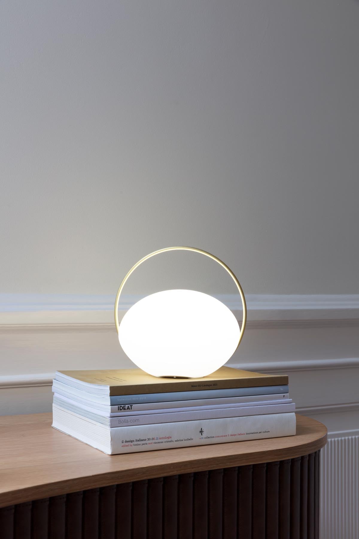 Elegante Orbit Tischleuchte von Umage, die mit ihrem stilvollen, runden Design und warmem Licht jeden Raum aufwertet.