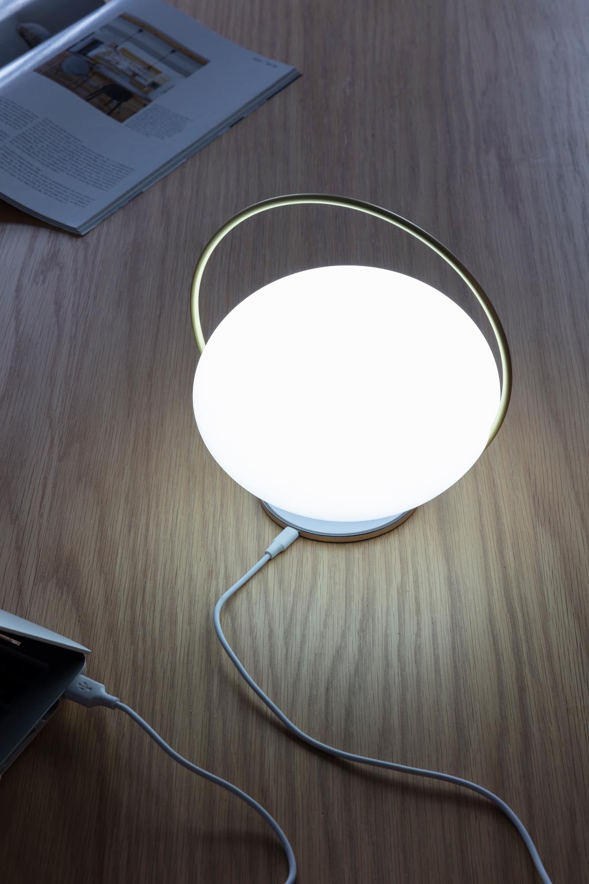 Moderne Orbit Tischleuchte von Umage, die durch ihr minimalistisches Design und sanfte Beleuchtung eine gemütliche Atmosphäre schafft.