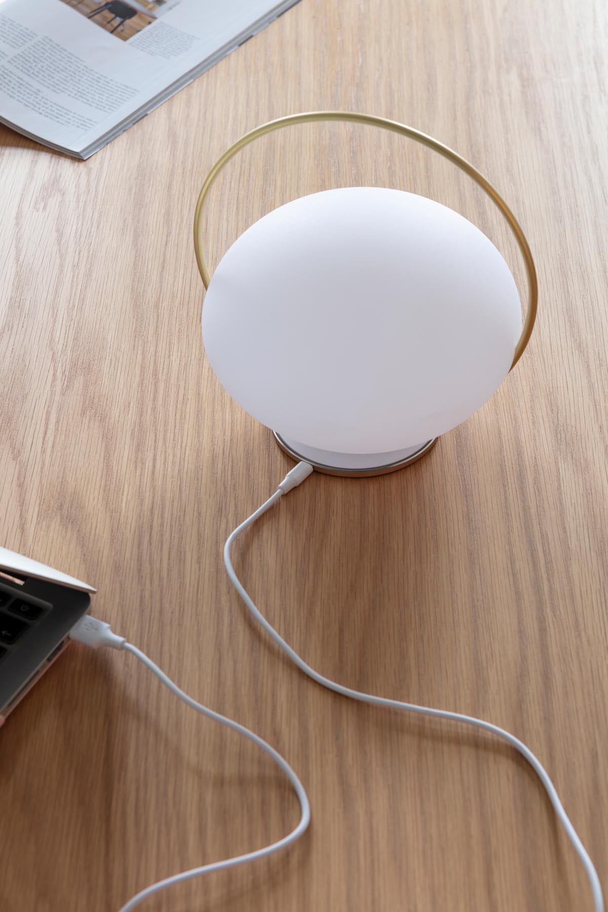 Elegante Orbit Tischleuchte von Umage, die mit ihrem stilvollen, runden Design und warmem Licht jeden Raum aufwertet.