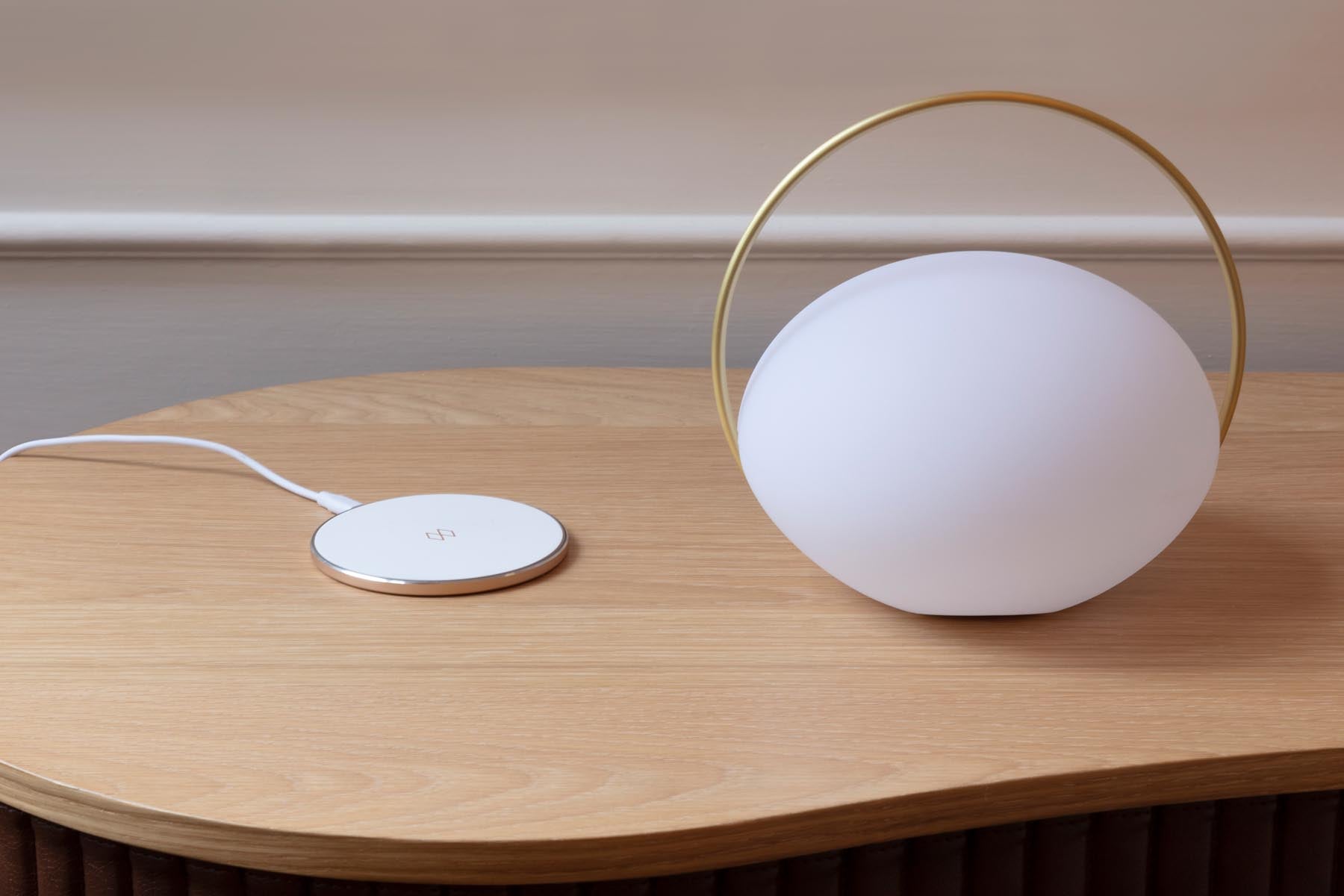 Moderne Orbit Tischleuchte von Umage, die durch ihr minimalistisches Design und sanfte Beleuchtung eine gemütliche Atmosphäre schafft.