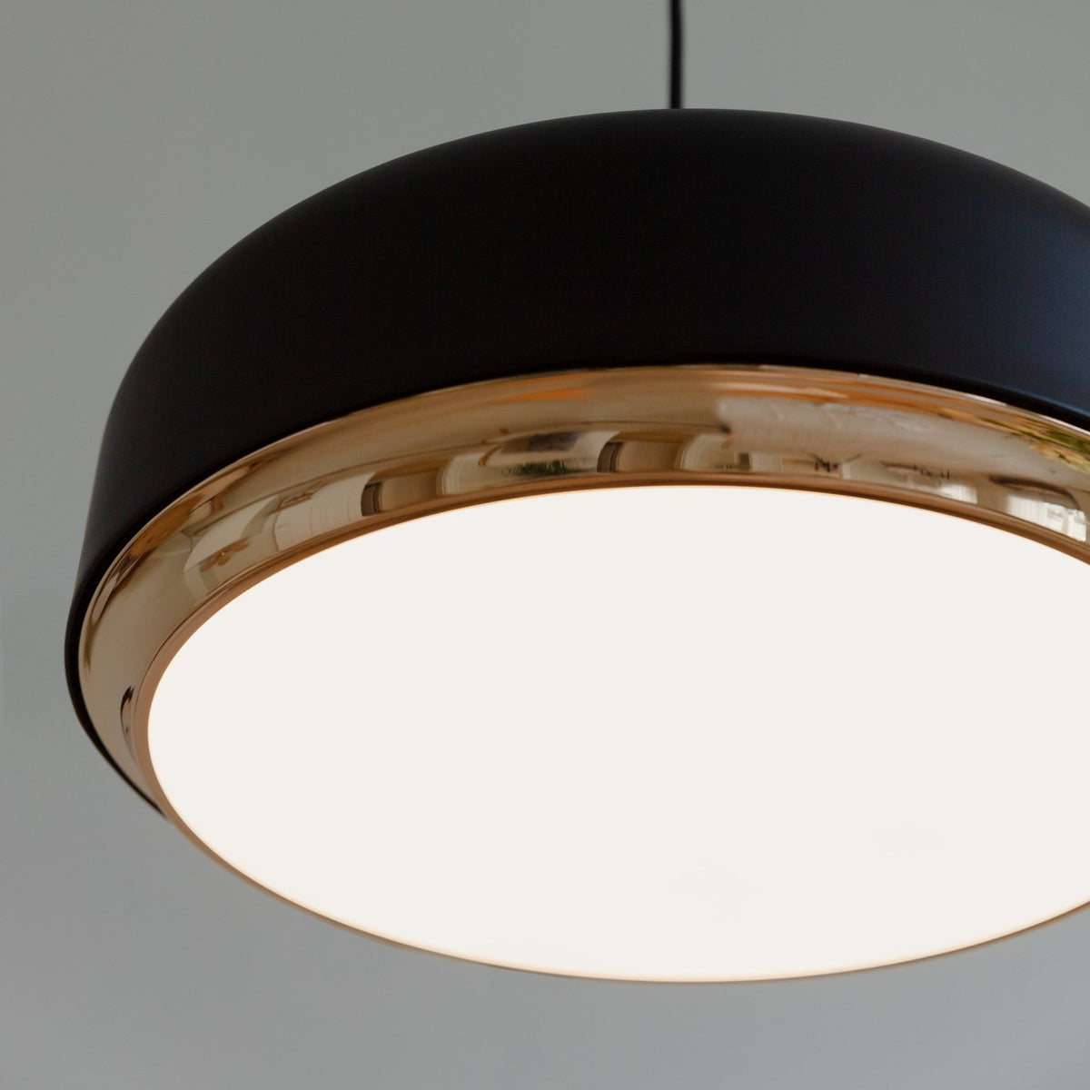 Hazel Medium Pendellampe in Black präsentiert im Onlineshop von KAQTU Design AG. Pendelleuchte ist von Umage