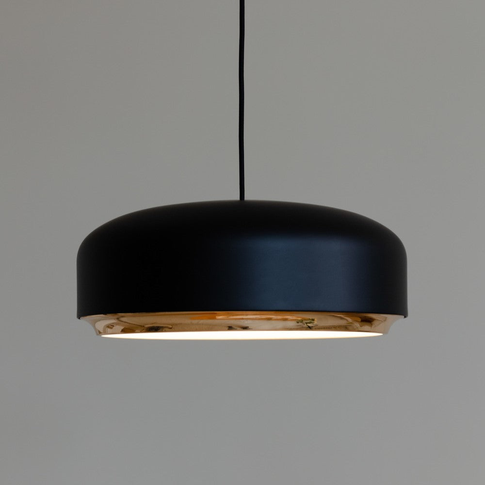 Hazel Medium Pendellampe in Black präsentiert im Onlineshop von KAQTU Design AG. Pendelleuchte ist von Umage