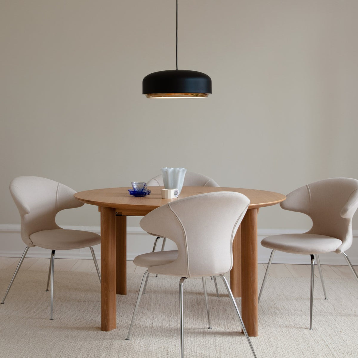Hazel Medium Pendellampe in Black präsentiert im Onlineshop von KAQTU Design AG. Pendelleuchte ist von Umage