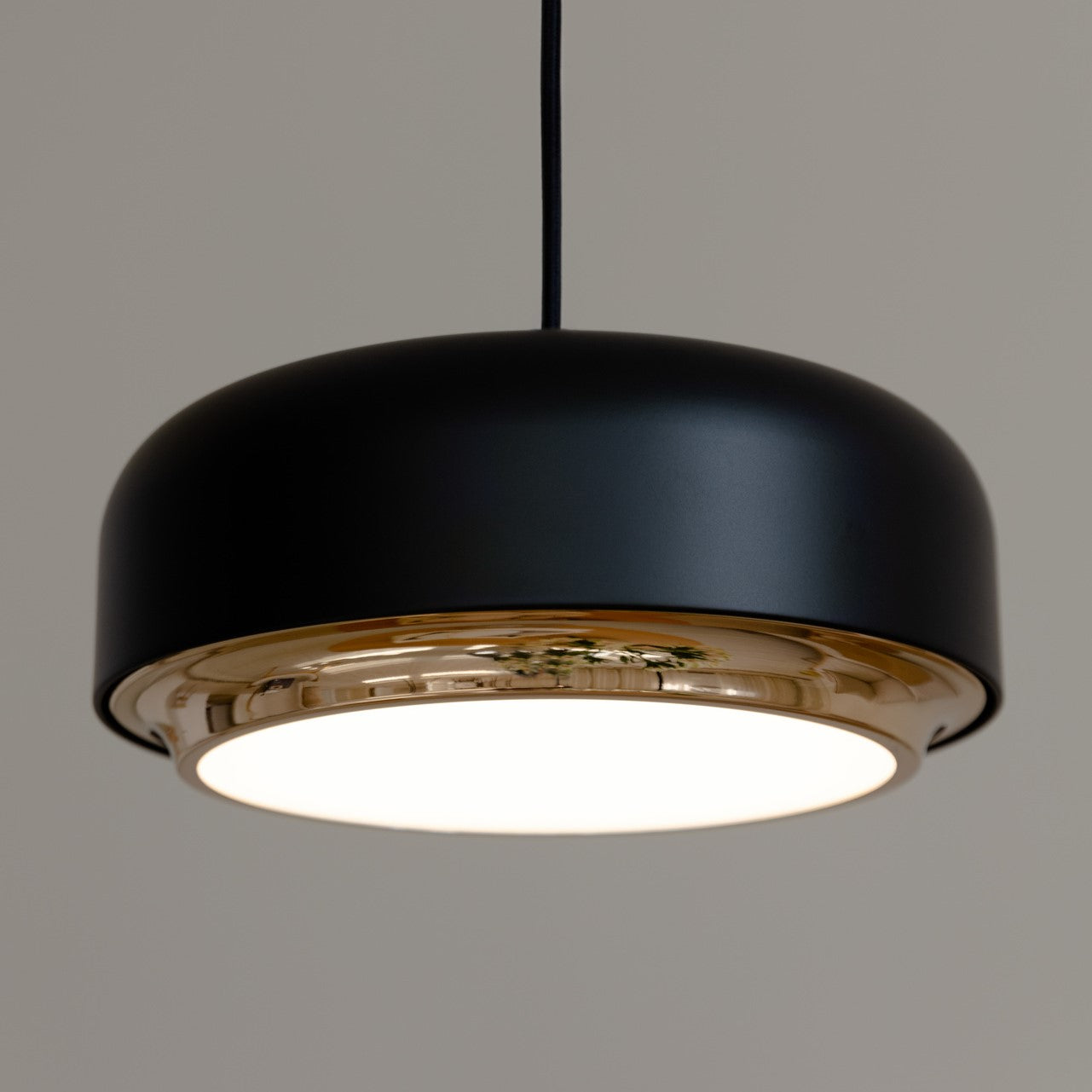 Stilvolle Hazel Medium Pendellampe in Weiß von Umage, perfekt für eine gemütliche Atmosphäre und zeitgemäße Raumgestaltung.