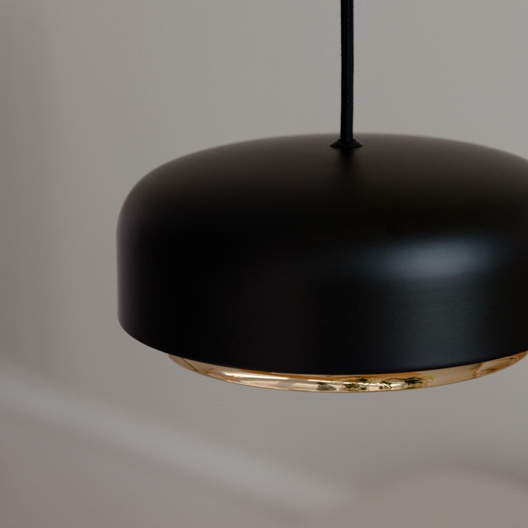 Hazel Medium Pendellampe in Black präsentiert im Onlineshop von KAQTU Design AG. Pendelleuchte ist von Umage