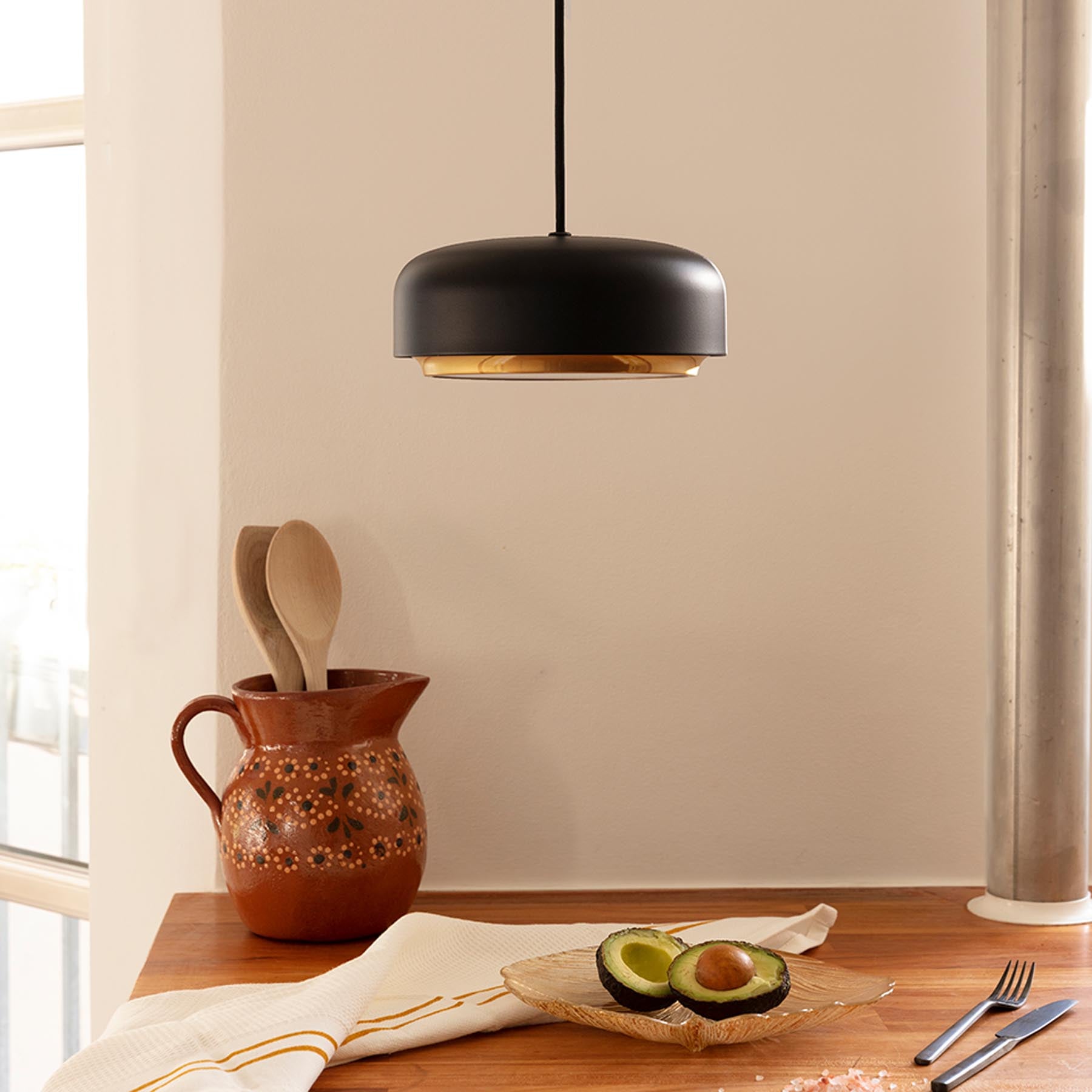 Stilvolle Hazel Medium Pendellampe in Weiß von Umage, perfekt für zeitgemäße Innenräume und gemütliche Lichtakzente.