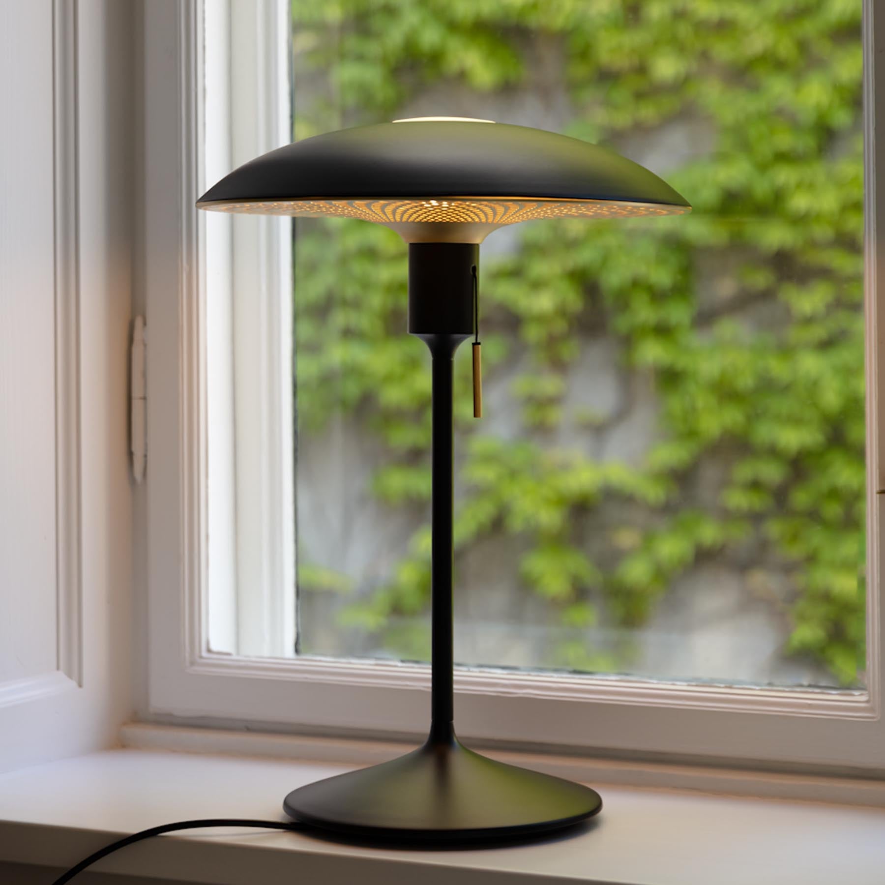 Elegante Manta Ray Tischleuchte in Black Brass, stilvoller Lampenschirm von Umage, ideal für modernes Wohndesign.