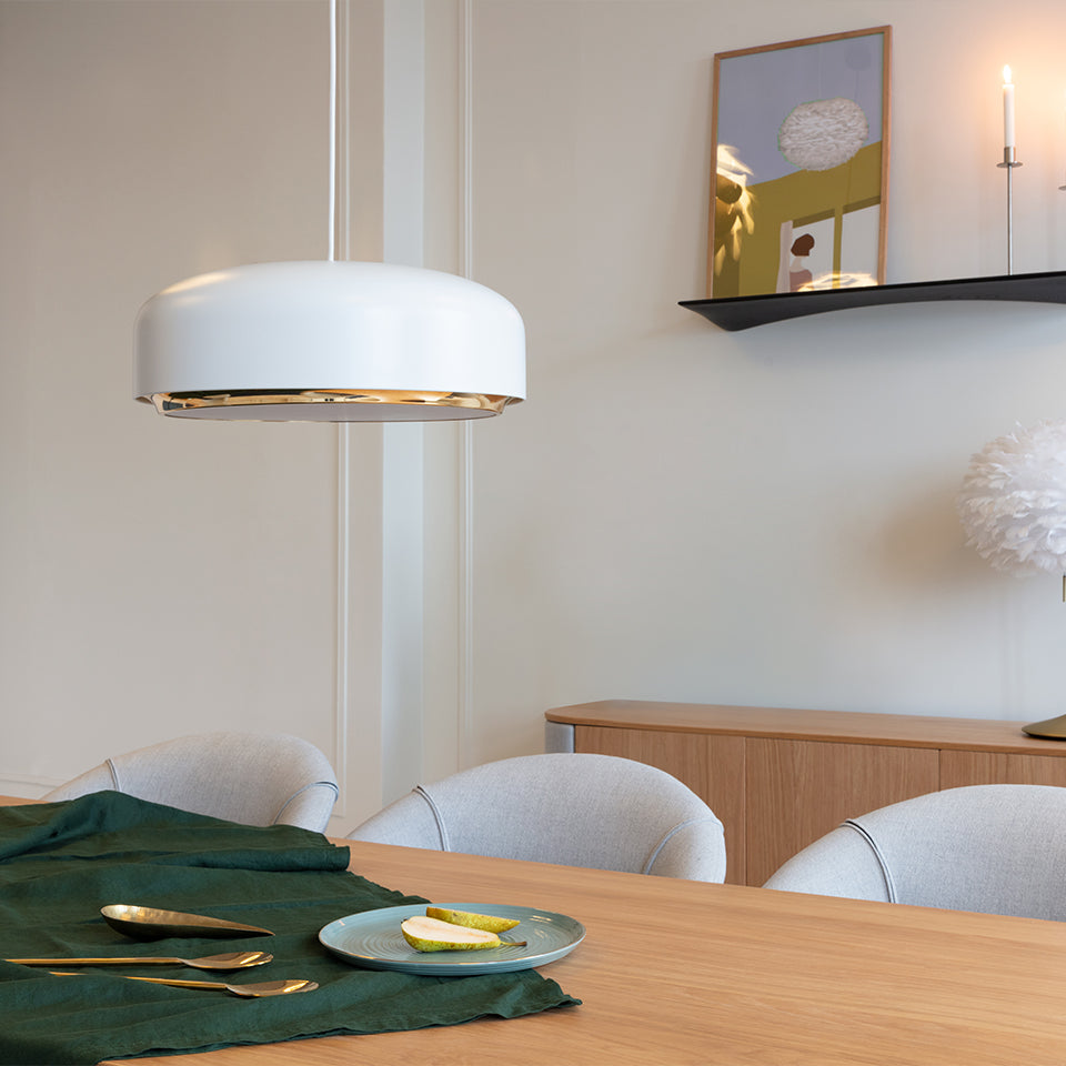 Hazel Medium Pendellampe in White präsentiert im Onlineshop von KAQTU Design AG. Pendelleuchte ist von Umage