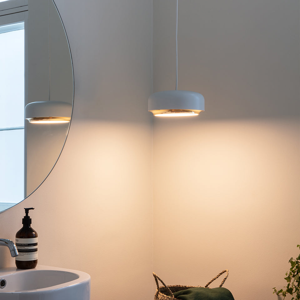Hazel Medium Pendellampe in White präsentiert im Onlineshop von KAQTU Design AG. Pendelleuchte ist von Umage
