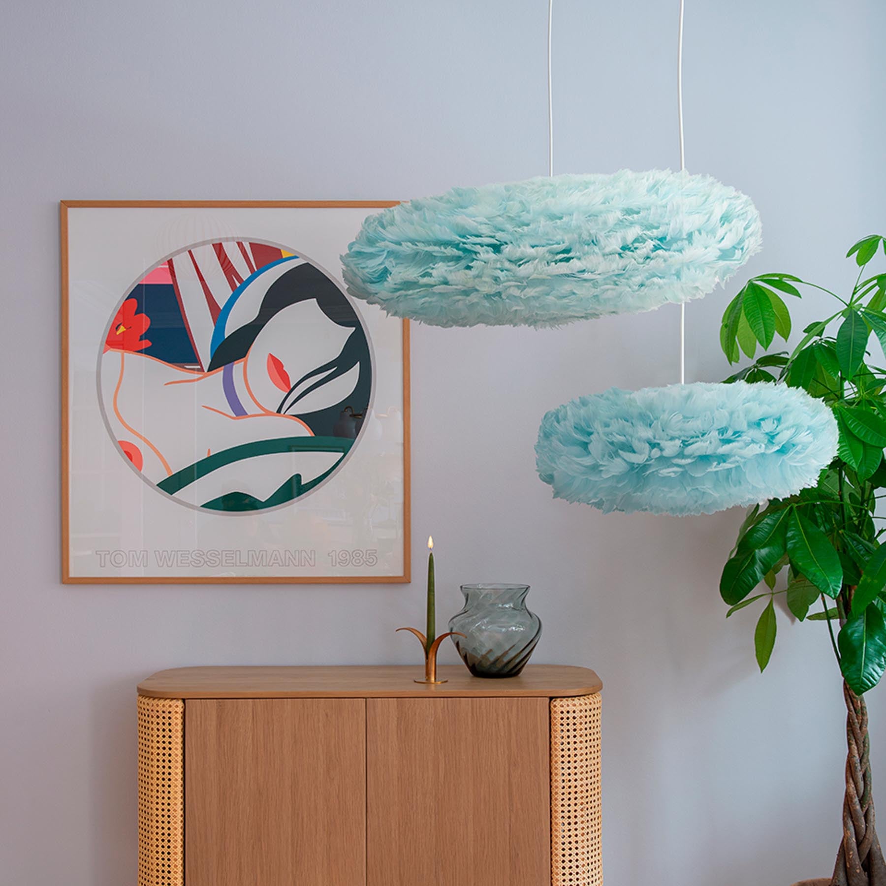 Stilvolle Pendelleuchte Eos Esther von Umage in reinem Weiß, perfekt für moderne Wohnräume und gemütliche Lichtakzente.