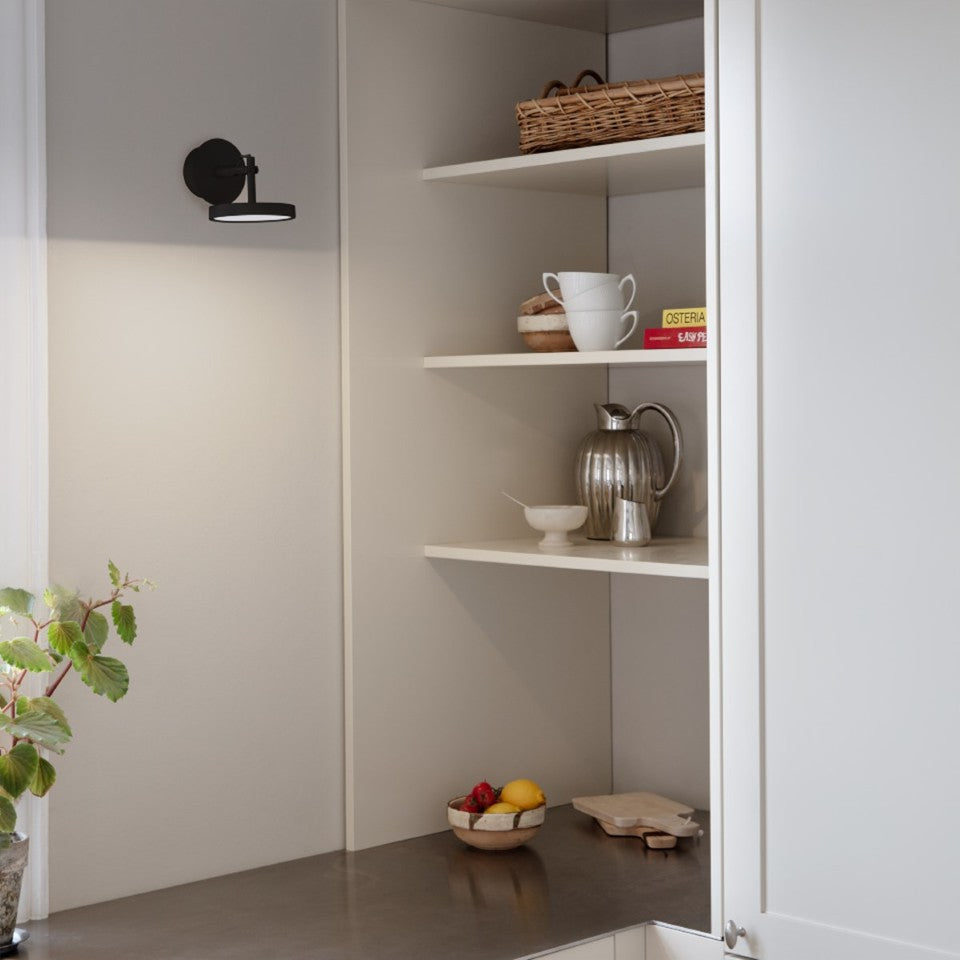 Asteria Spot Wandleuchte in Black präsentiert im Onlineshop von KAQTU Design AG. Wandleuchte ist von Umage