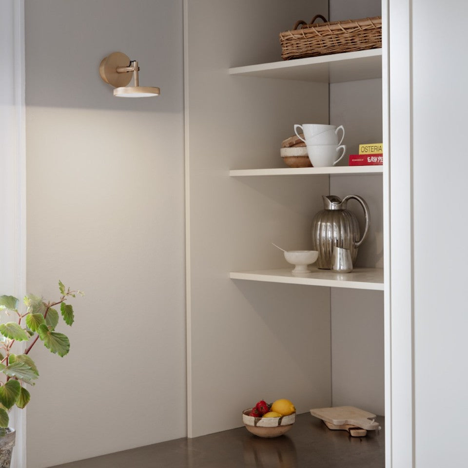 Asteria Spot Wandleuchte in Plated Brass präsentiert im Onlineshop von KAQTU Design AG. Wandleuchte ist von Umage