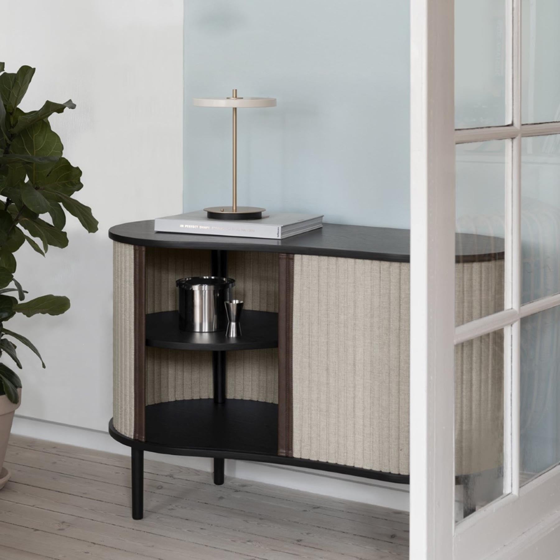 Moderne Asteria Move Tischleuchte in Perlweiß, perfekt für stilvolle Akzente und gemütliche Atmosphäre in Wohn- und Arbeitsbereichen.