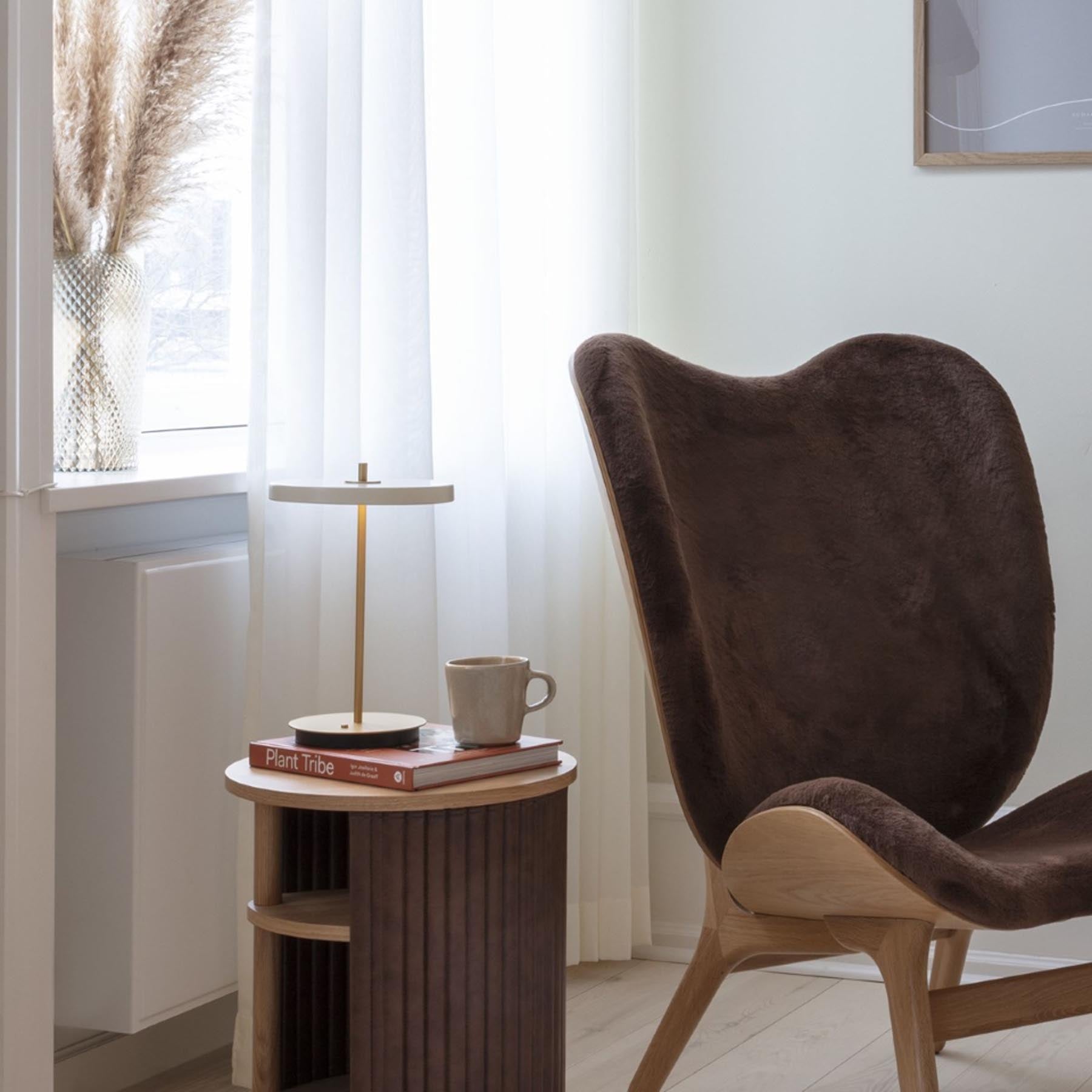 Moderne Asteria Move Tischleuchte in Perlweiß, perfekt für stilvolle Akzente und gemütliche Atmosphäre in Wohn- und Arbeitsbereichen.