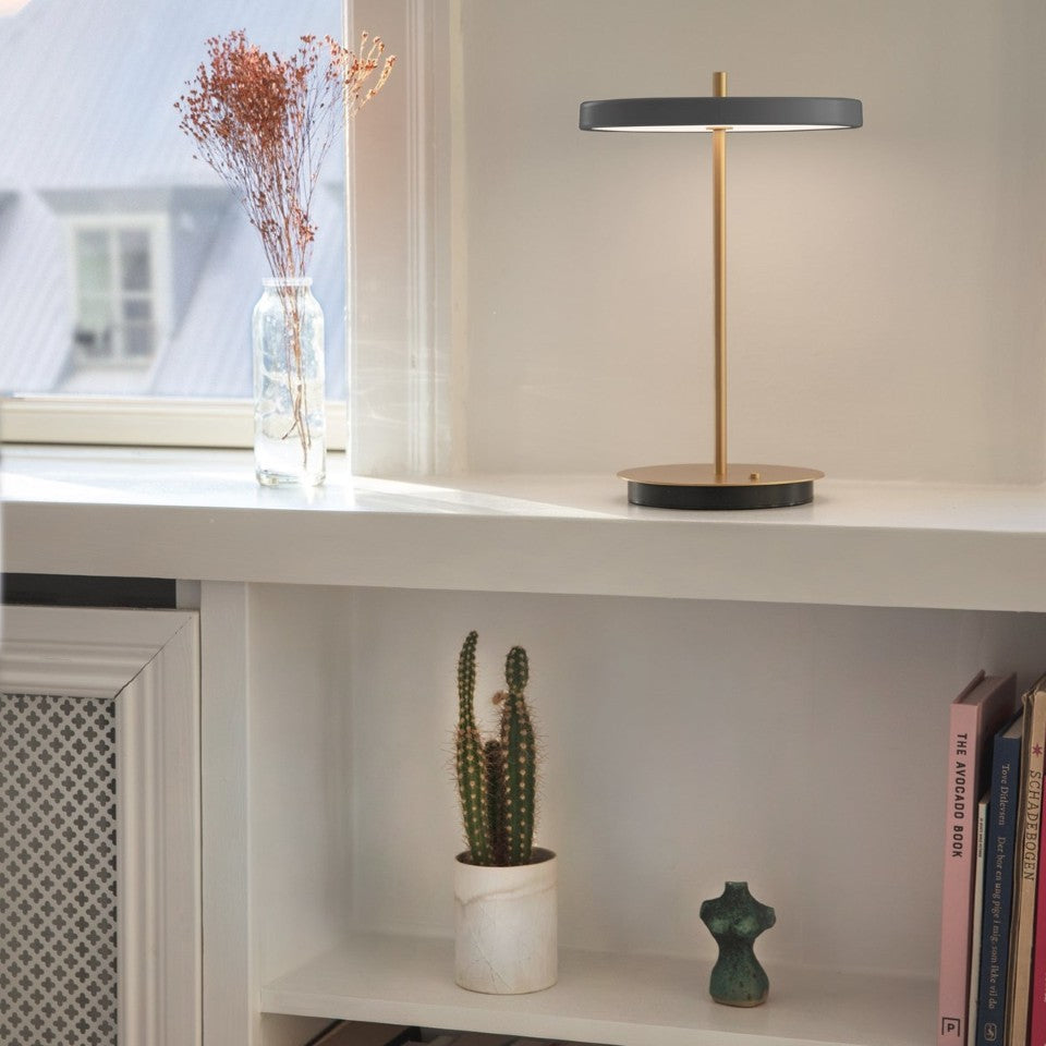 Elegante Asteria Move Tischleuchte in Anthrazitgrau, ideal für stimmungsvolle Beleuchtung und modernes Wohnambiente.