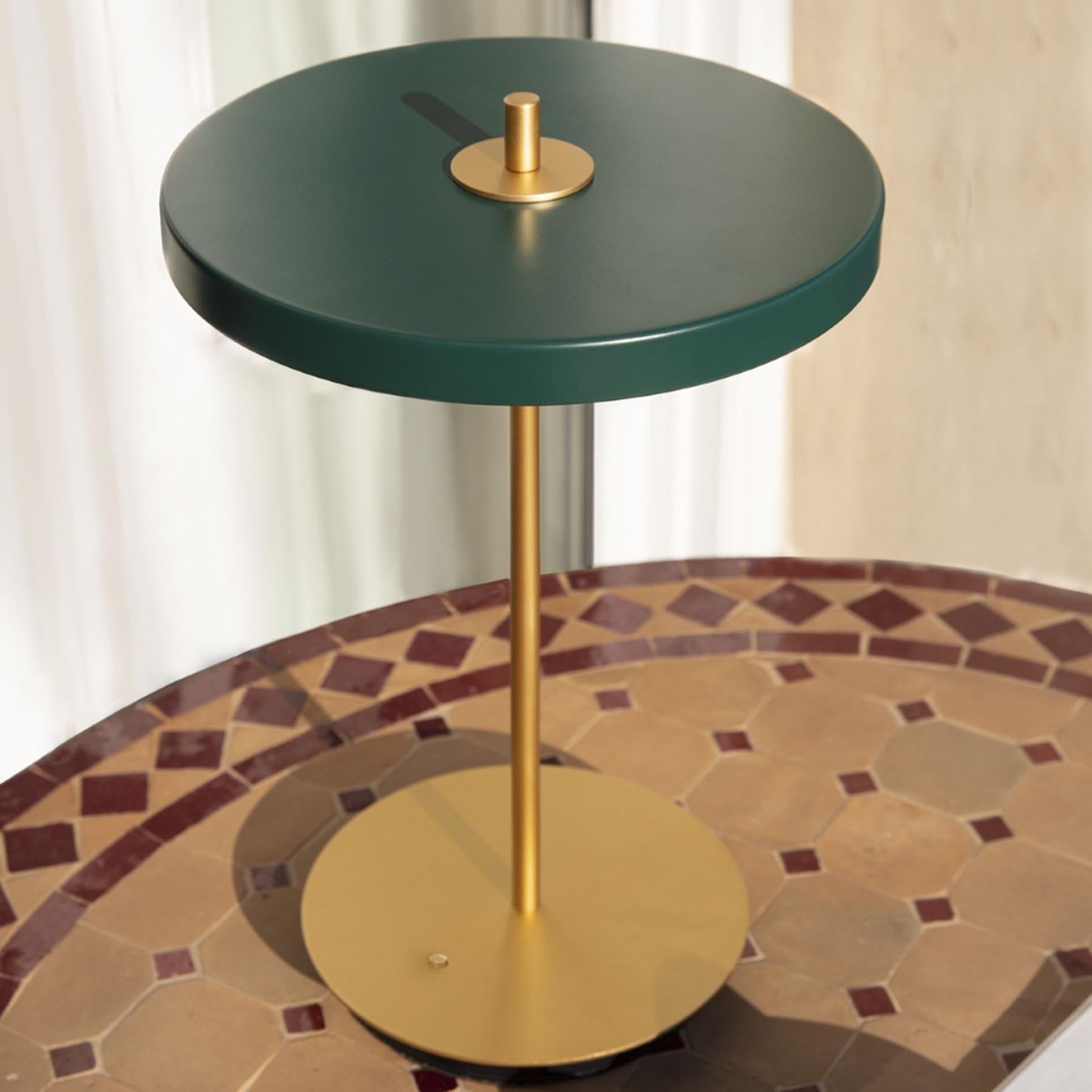 Stilvolle Asteria Move Tischleuchte in sattem Forest Green, perfekt für zeitgemäße Wohnräume und stimmungsvolle Beleuchtung.