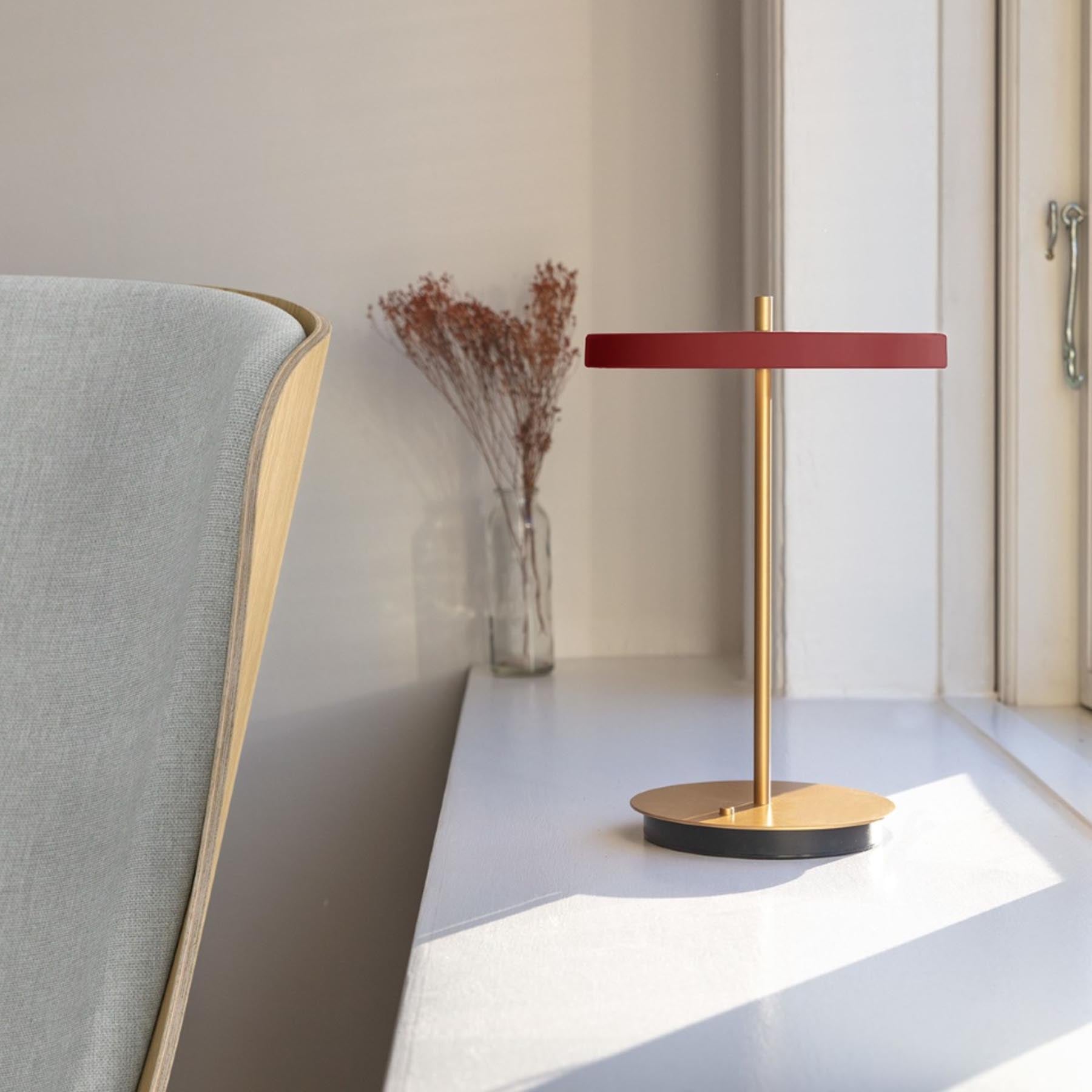 Elegante Asteria Move Tischleuchte in intensivem Ruby Red, ideal für stimmungsvolle Akzente und modernes Design in jedem Raum.