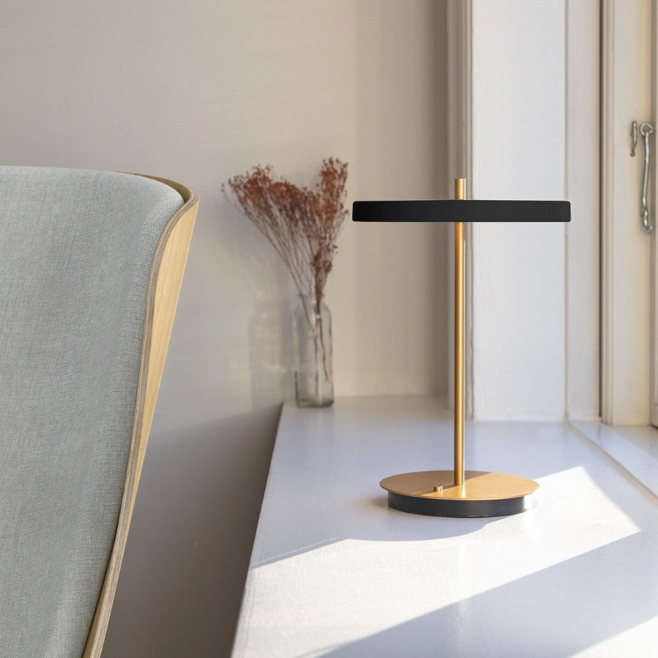 Moderne Asteria Move Tischleuchte in stilvollem Schwarz, perfekt für akzentuierte Beleuchtung und zeitgemäße Einrichtung in jedem Wohnbereich.