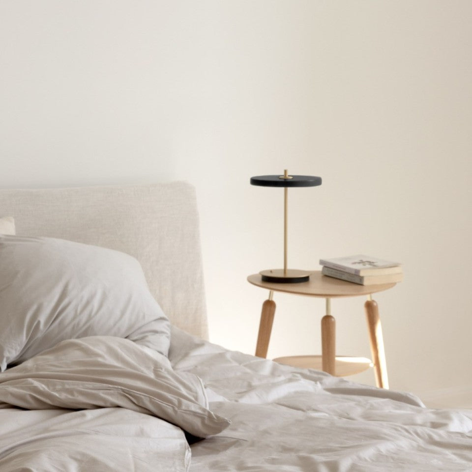 Moderne Asteria Move Tischleuchte in stilvollem Schwarz, perfekt für gemütliche Beleuchtung und zeitgemäße Einrichtung.