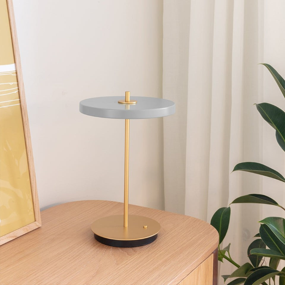 Moderne Asteria Move Tischleuchte von Umage in zartem Mist, perfekt für gemütliche Akzente und stilvolle Raumgestaltung.